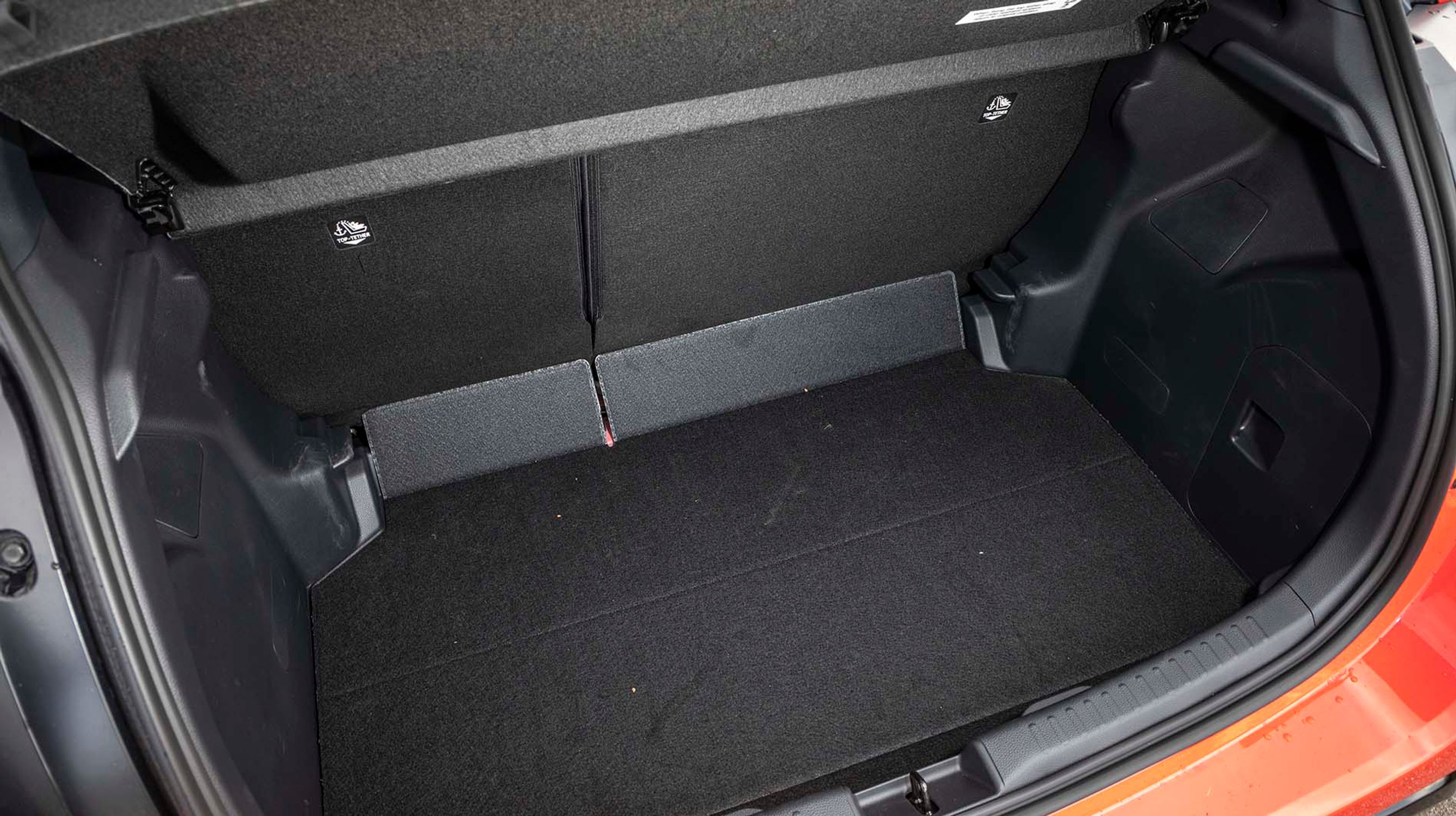 Bagagerummet rummer 286 liter, og nederst findes et lappekit. Når bagsædets ryglæn foldes forover, dannes en lille generende kant i lastefladen.