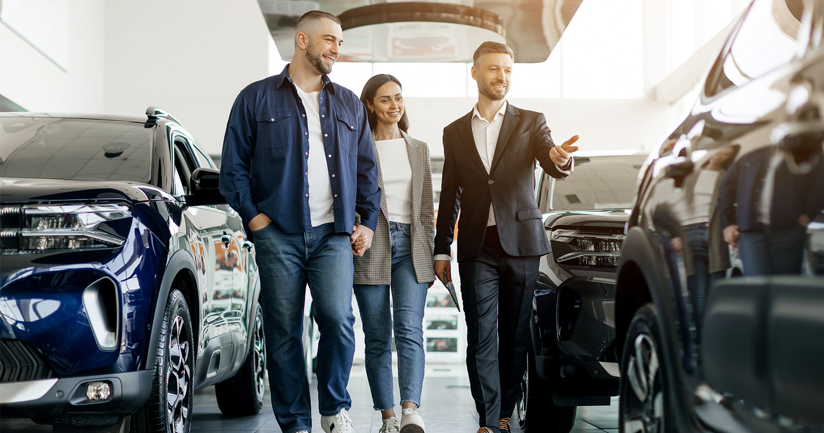 Par ser på ny bil med forhandler