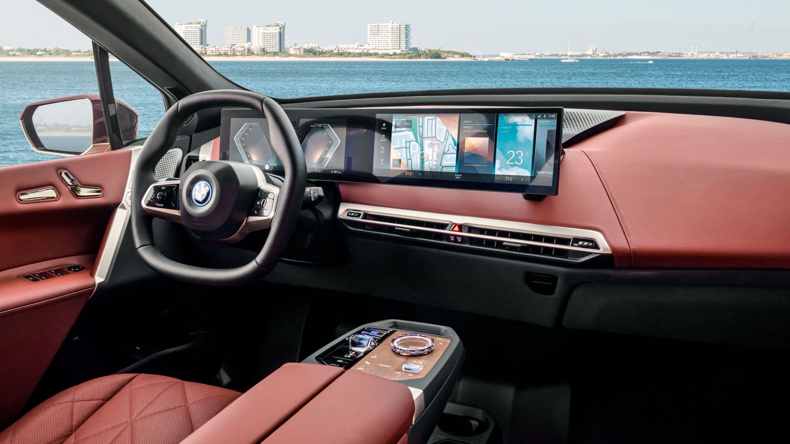 Sådan kan førerpladsen også se ud. Der er lagt op til hjemlig hygge - nok mere end 'The Ultimate Driving Machine'