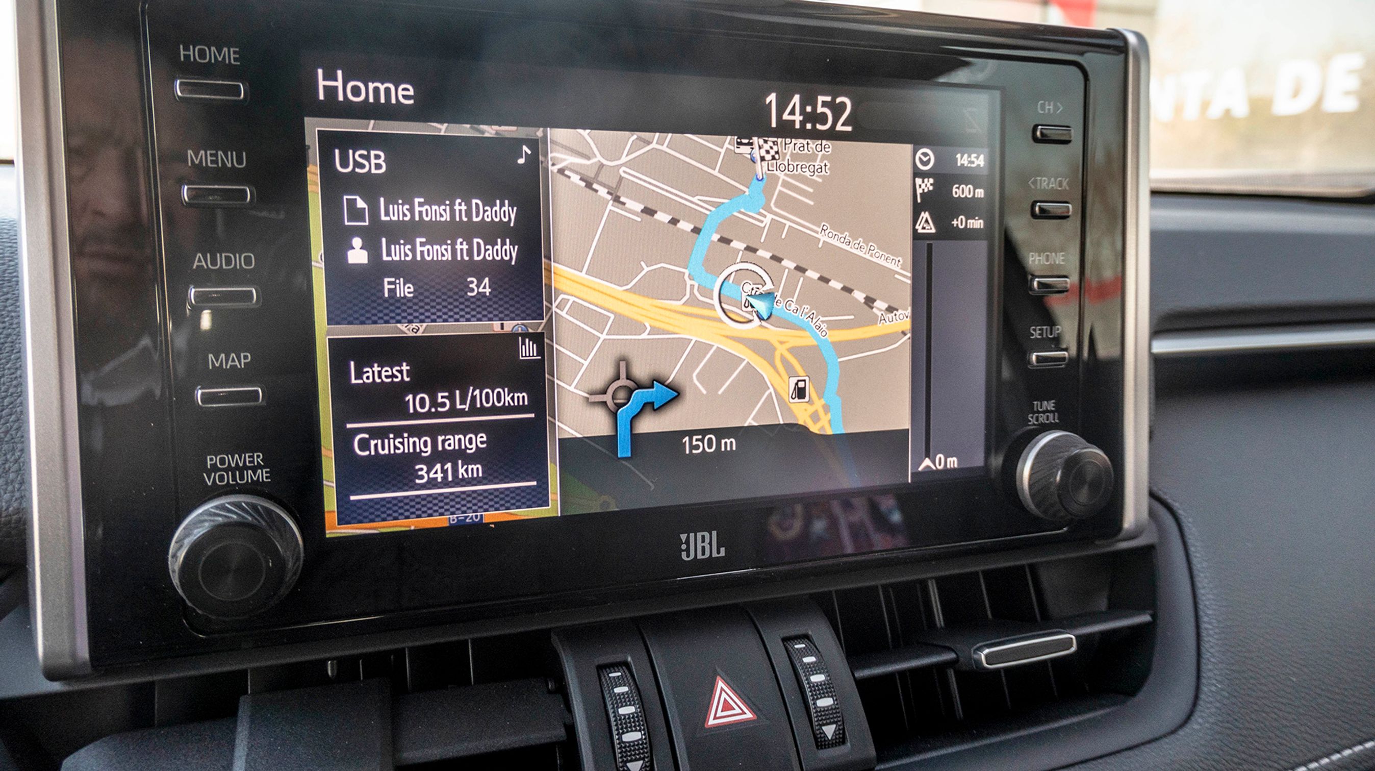 Skærmen er på otte tommer i næsten alle versioner, men virker allerede lidt gammeldags med sin store ramme og mange knapper. Opløsningen er heller ikke imponerende.