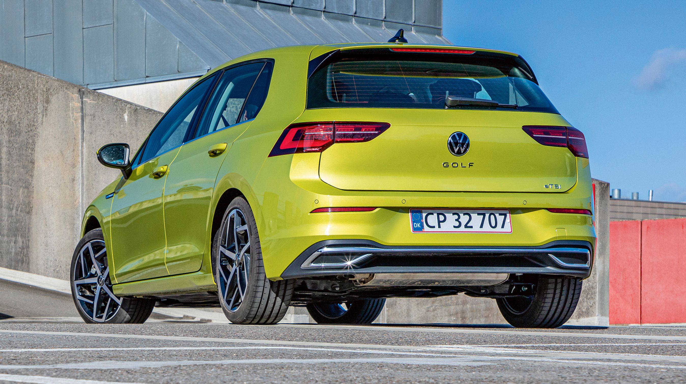 Den nye generation af VW Golf ligner på mange måder forgængerne, men på den nye står „GOLF“ nu med store bogstaver midt på bagklappen. Alle udgaver har i øvrigt LED-baglygter som standard.