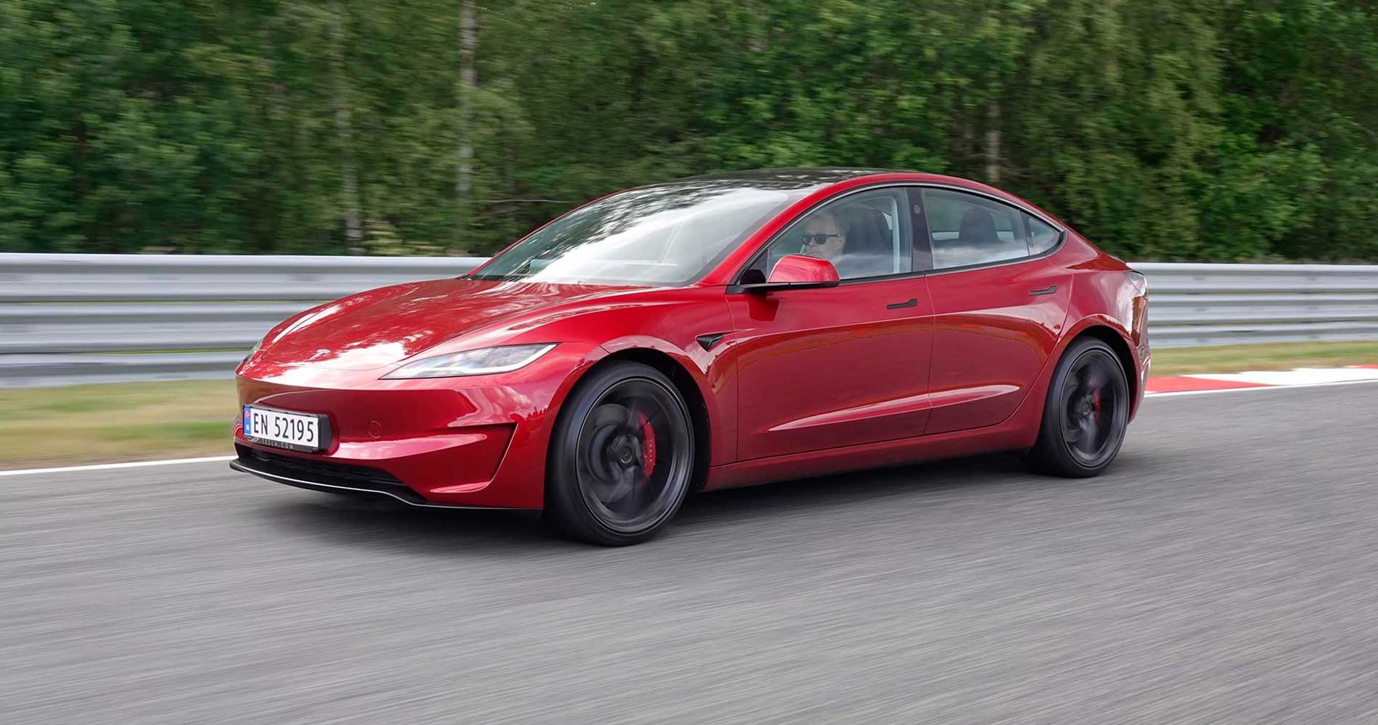 Tesla Model 3 Performance kører på racerbane
