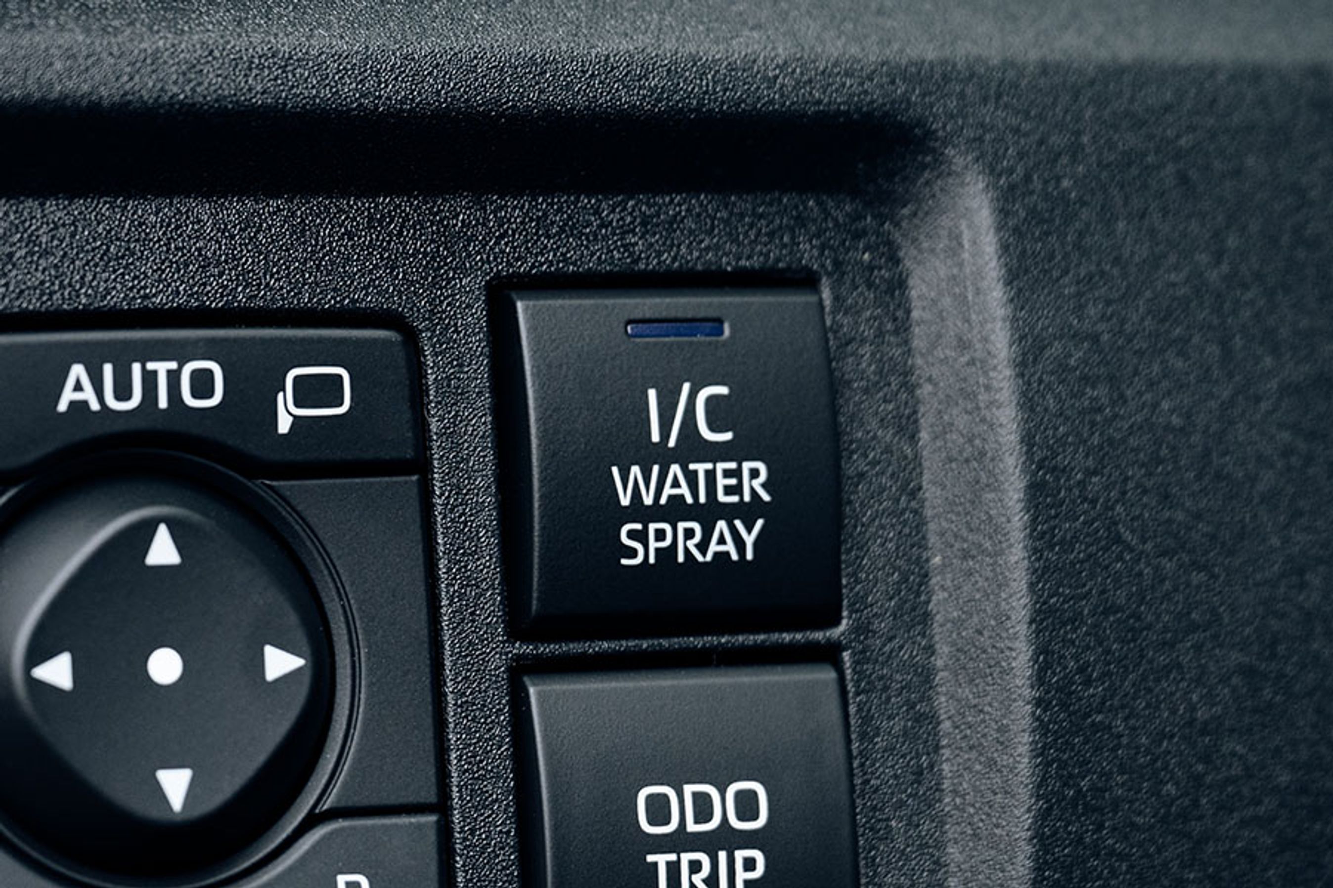 Ved banekørsel er belastningen af motor m.m. hård, så for at skåne turboladeren, kan man manuelt køle den med vandtåge.