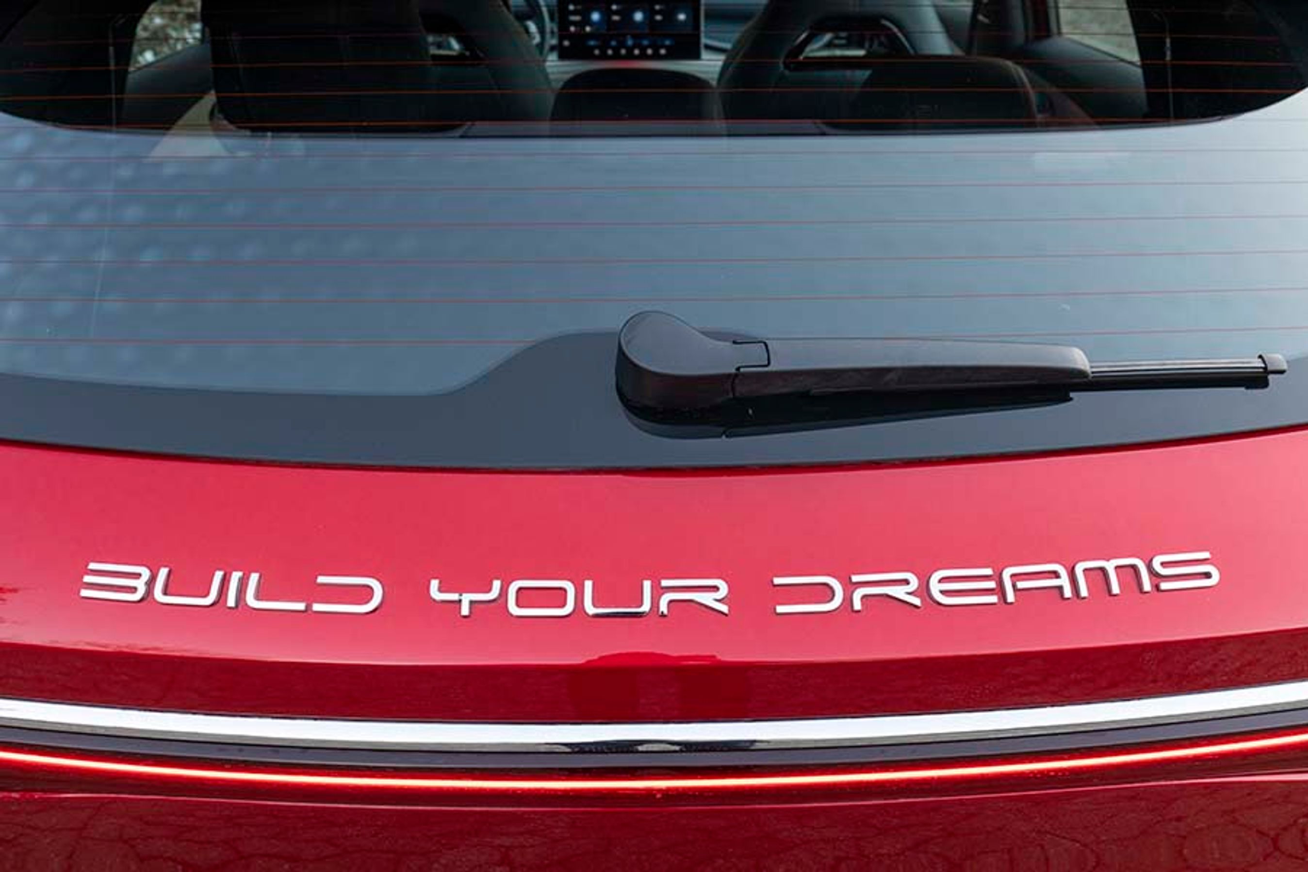 Bagpå står mærket skrevet helt ud. BYD er forkortelsen for Build Your Dreams, og derfor skal navnet udtales bogstav for bogstav B-Y-D ligesom BMW.