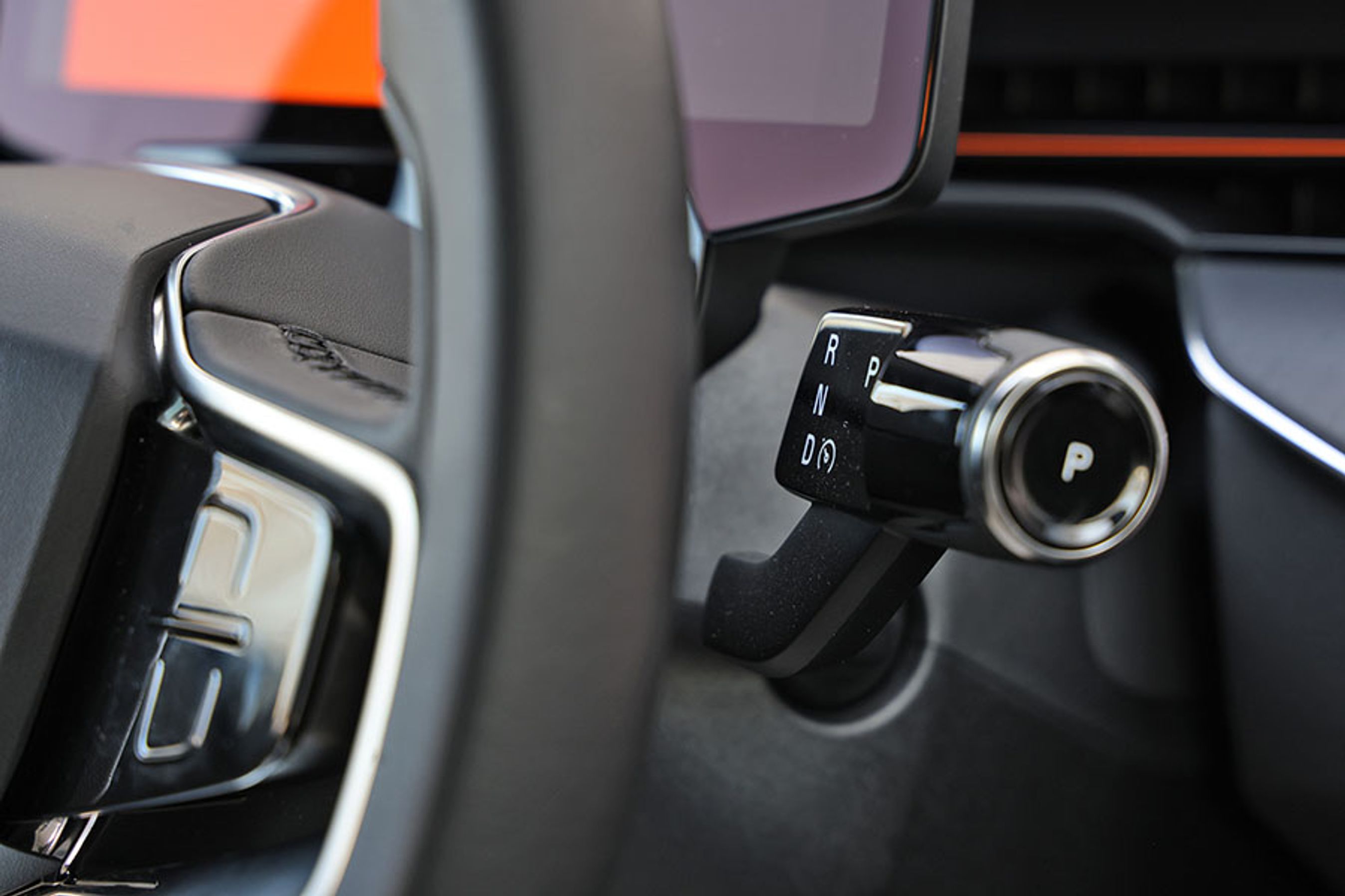 Gearvælgeren er placeret bag ratet og er langt hen ad vejen enkel at betjene. Men det er også her, man aktiverer fartpiloten, og den funktion kræver lidt tilvænning.