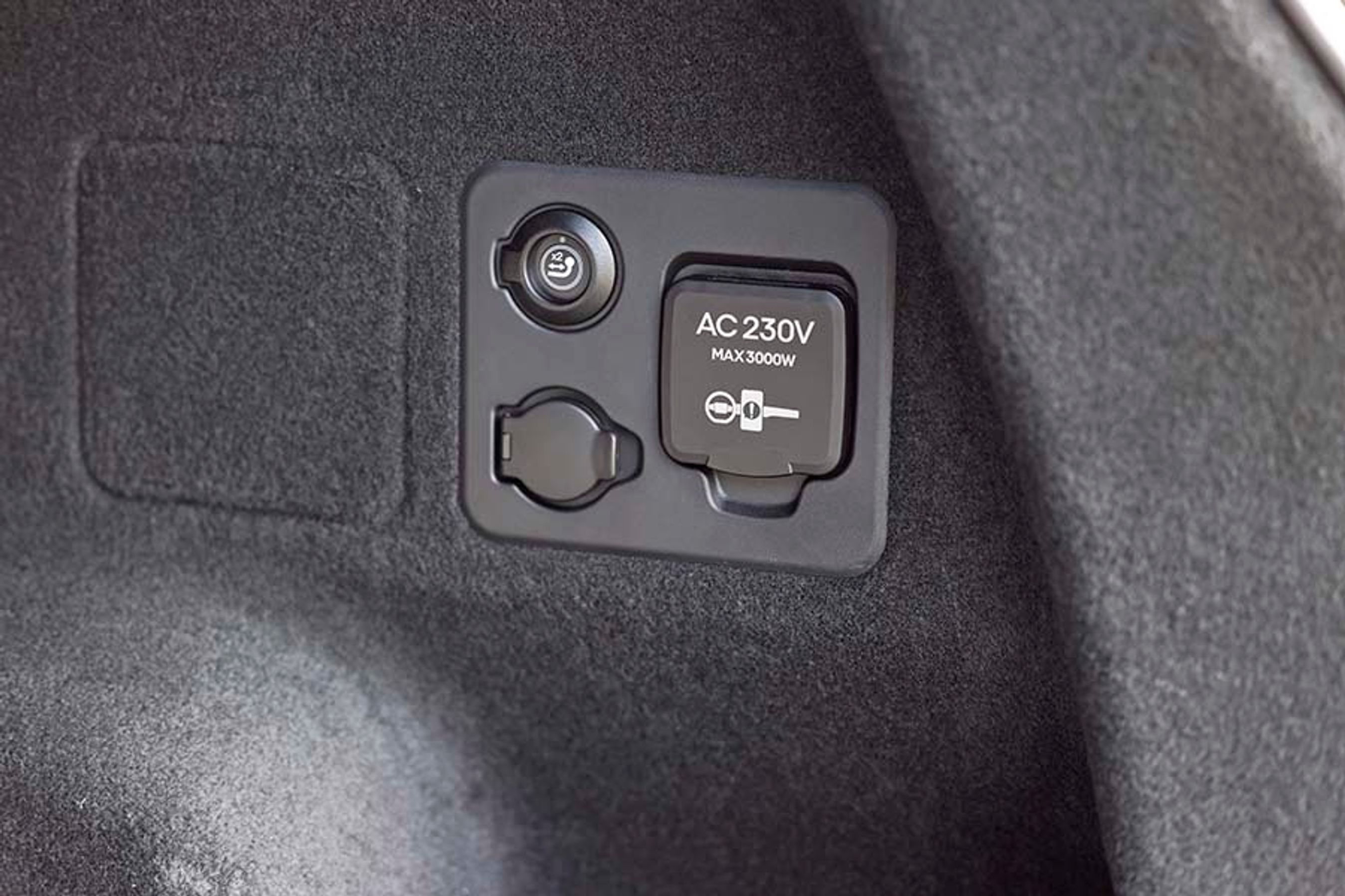 Ocean har 230 volt-stik i bagagerummet. Der kan trækkes enormt meget strøm ud: op til 3 kW.