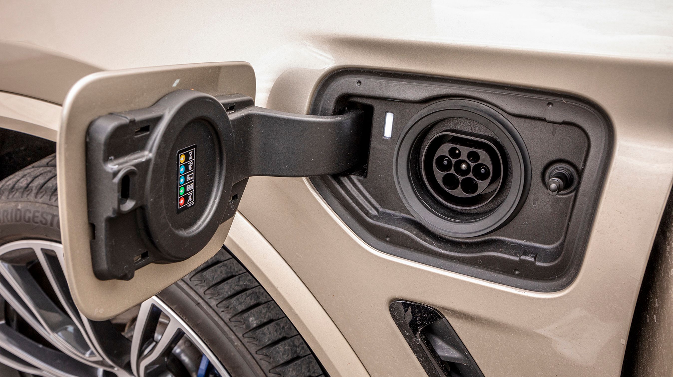 Ladestikket er placeret over venstre forhjul og består af et Type-2-stik. Bilen kan kun trække strøm fra én fase og kan derfor maksimalt oplades med 3,7 kW. Det tager derfor omkring fire timer at få bilen ladet op via en ladeboks.