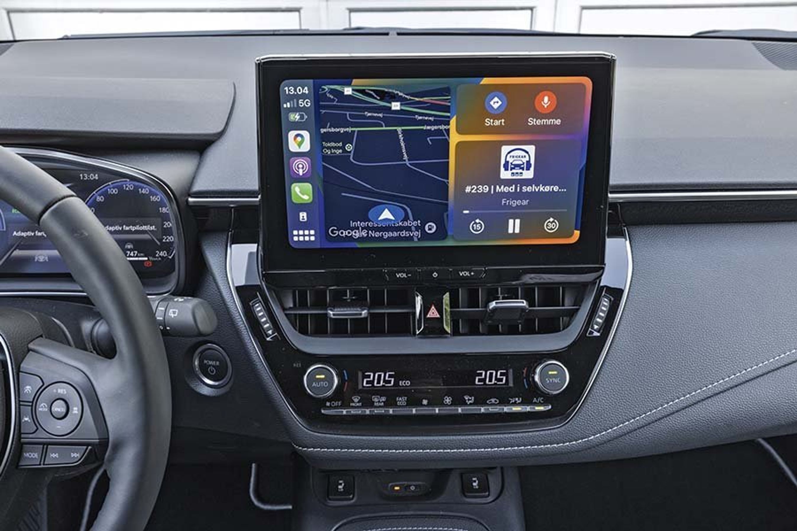 Stor skærm i en Toyota Corolla 