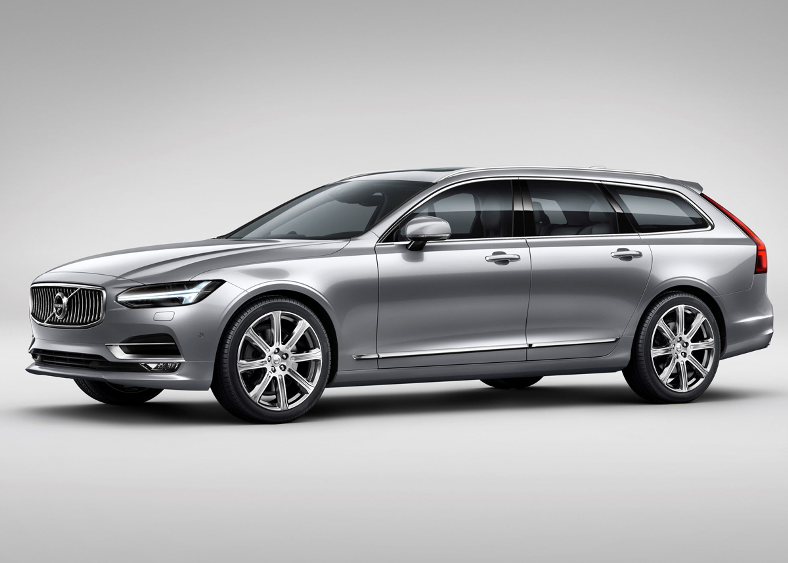 V90 er nyeste skud på stammen fra Volvo. Det er en stationcar bygget over den nye platform, som også rummer XC90 og S90.