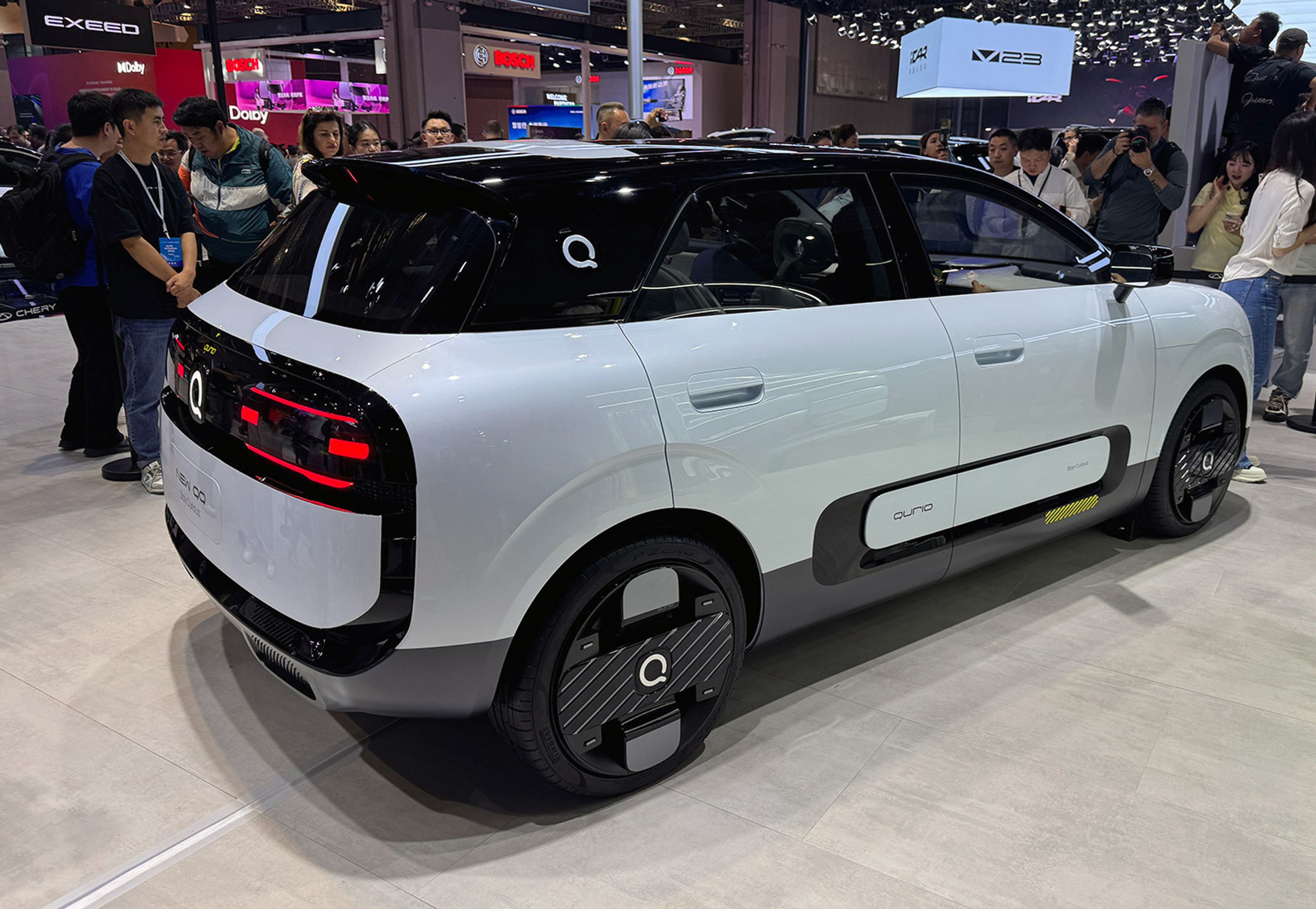 Cherys QQ har i 20 år været en ret populær mikrobil i Kina. Nu viser Chery denne konceptudgave, Qurio, af en væsentlig større udgave, og som noget nyt er QQ blevet elbil. Produktionsstart forventet i 2026.