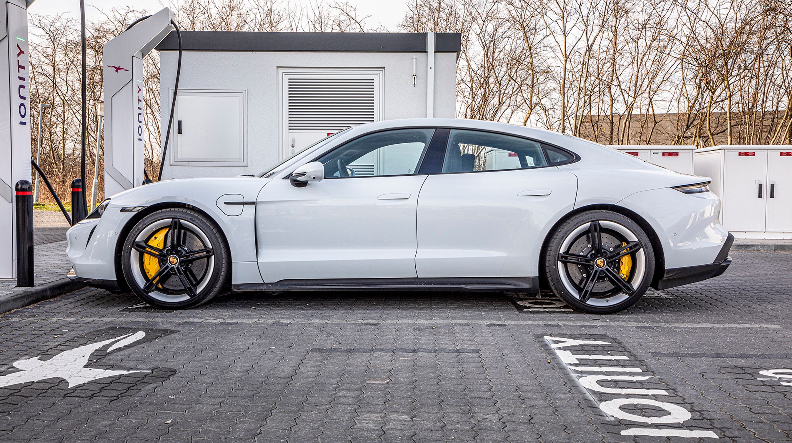 Der er to ladestik i bilen – et ved hver forskærm. Begge kan bruges hjemme med en 11 kW-lader, mens det i højre side også kan bruges ved lynladere, hvor man kan lade med op til 270 kW (hvis ellers ladestanderen kan levere så meget).