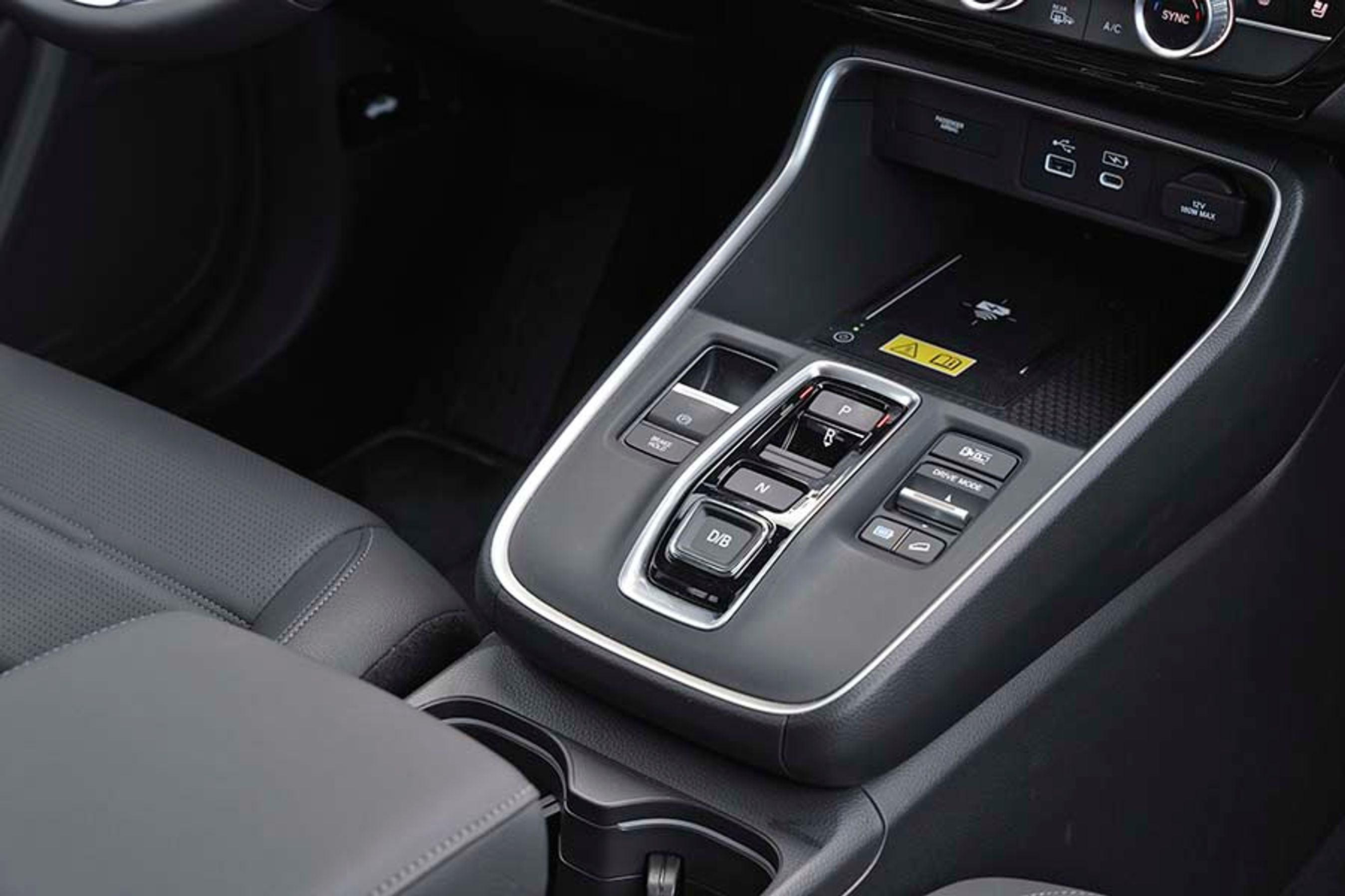 Ved midterkonsollen er der trykknapper, hvorfra man vælger kørselsretningen. Til højre vælger man køreprogram.