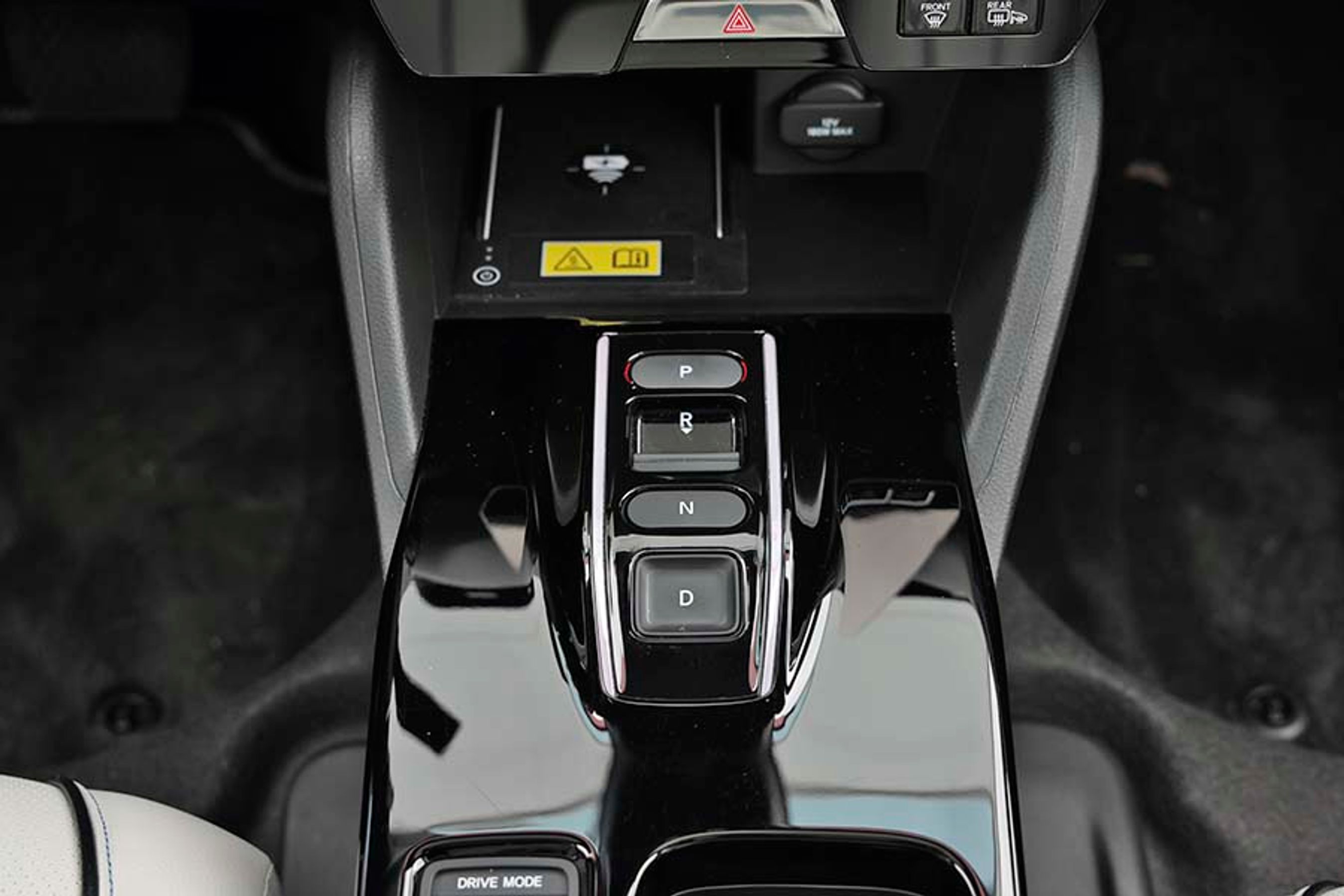 Gearvælgeren er erstattet af en række knapper, der er enkle at betjene, og som gør det let at rangere med bilen uden at se på knapperne, der er individuelt udformet.