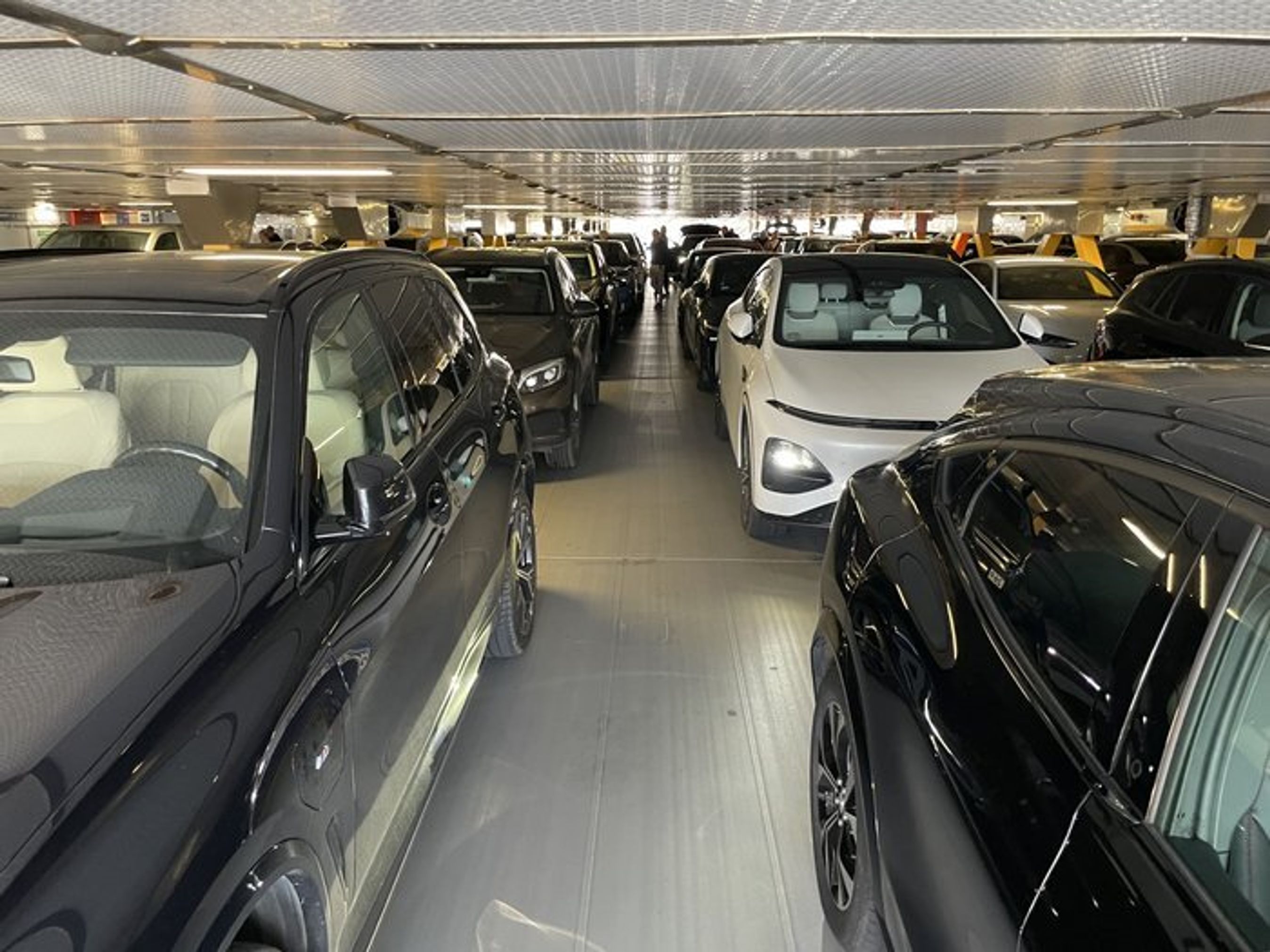 Biler på vogndæk på færge