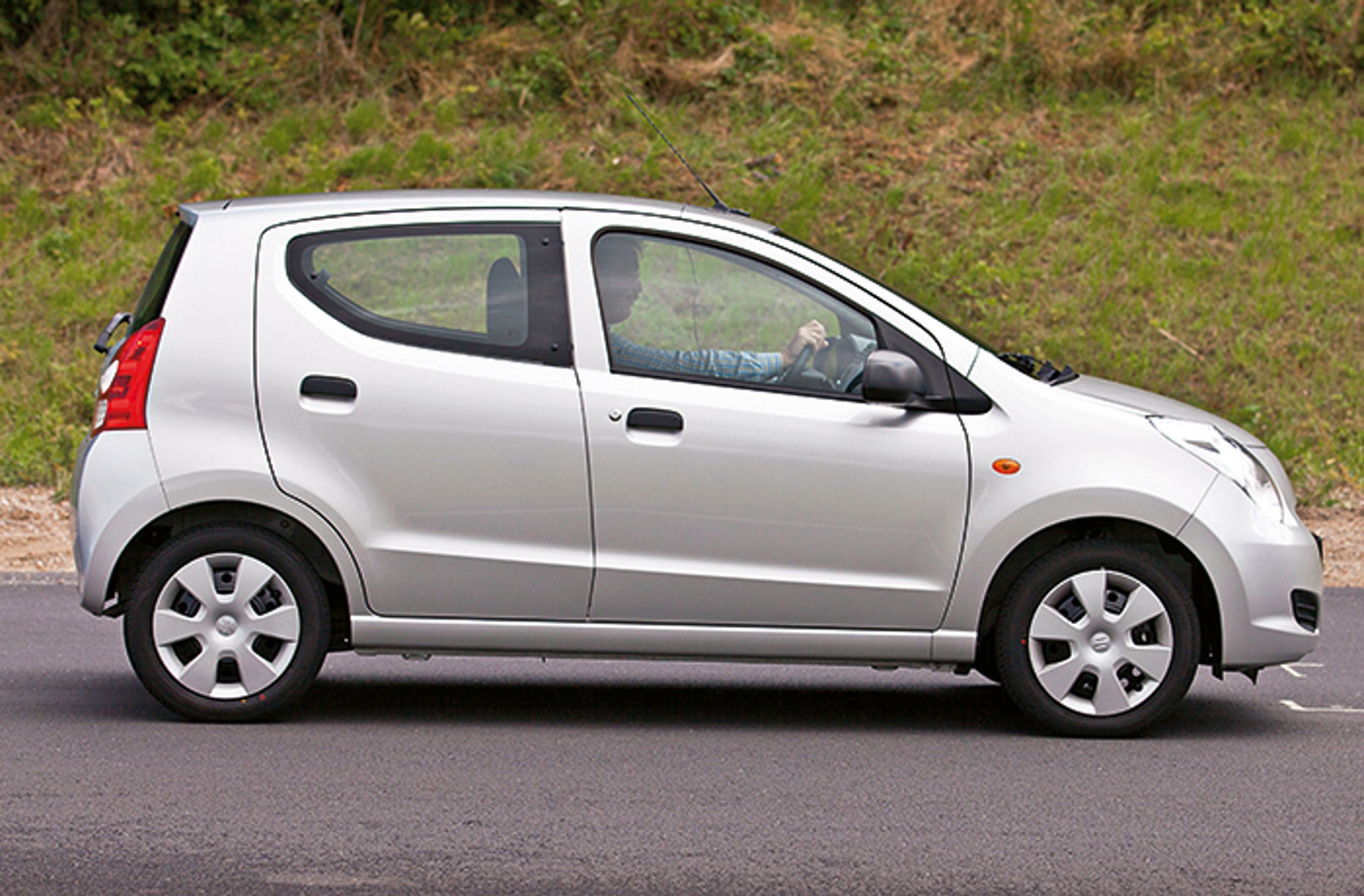 Suzuki Alto set fra siden.