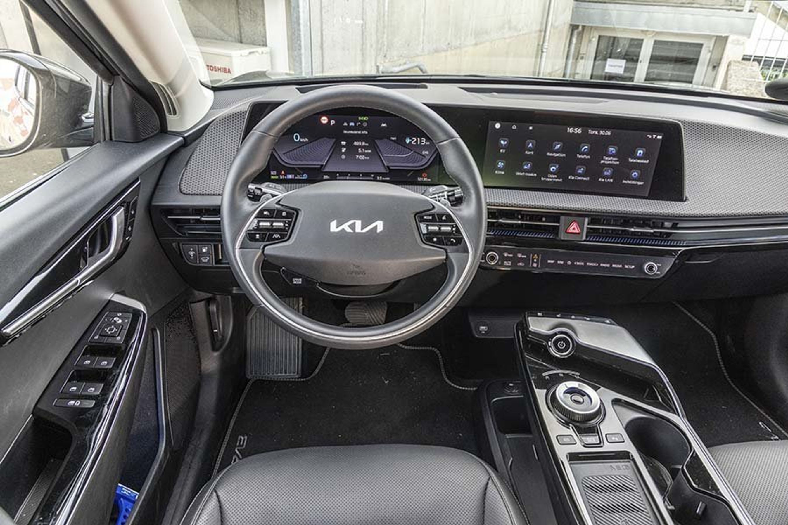 Førerpladsen er imponerende i sin form, og bilen er let at benytte.