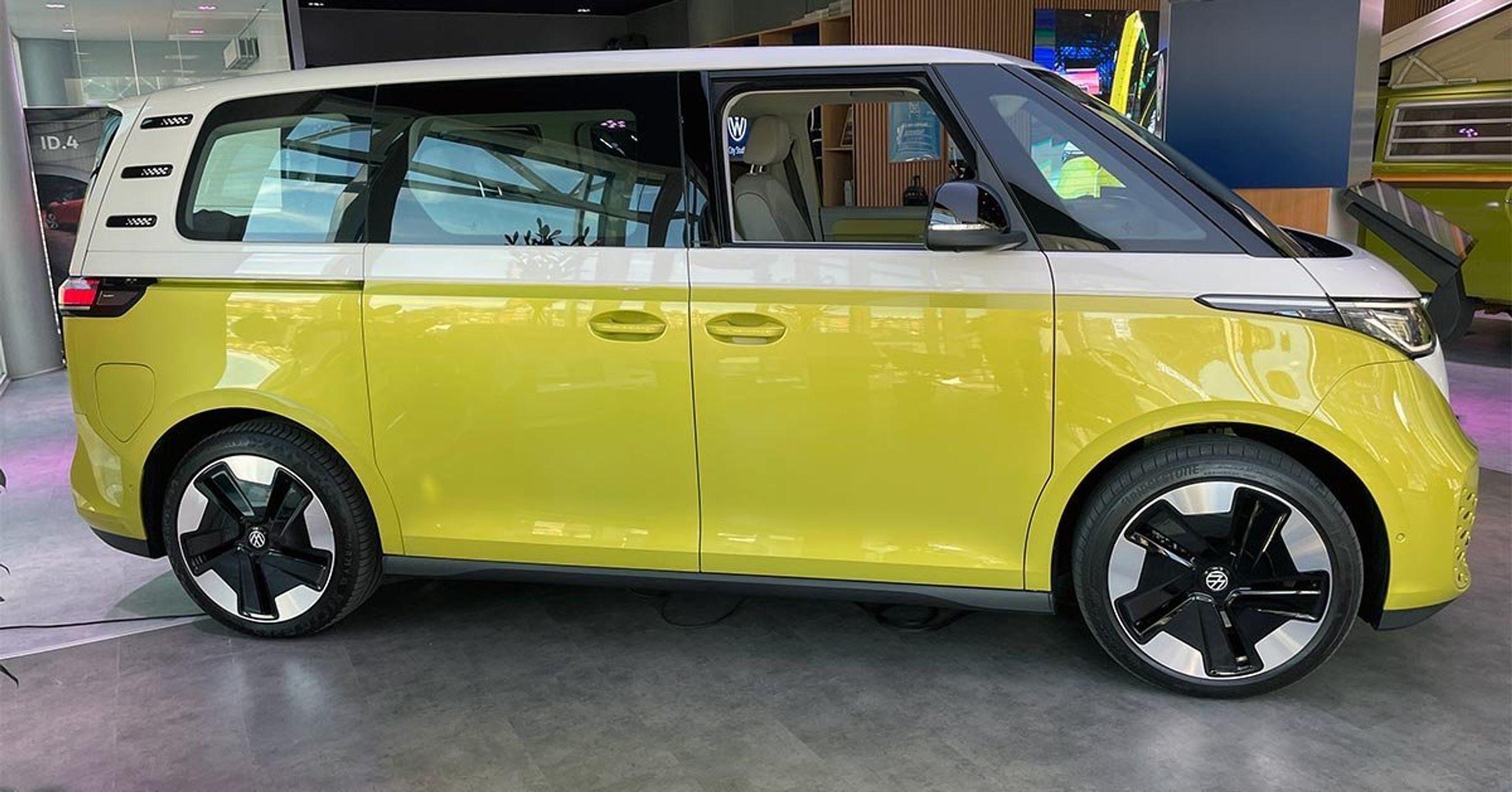 VW ID.Buzz er 4,71 m lang (lidt mindre end VW Sharan), men akselafstanden er med 2,99 m markant større.