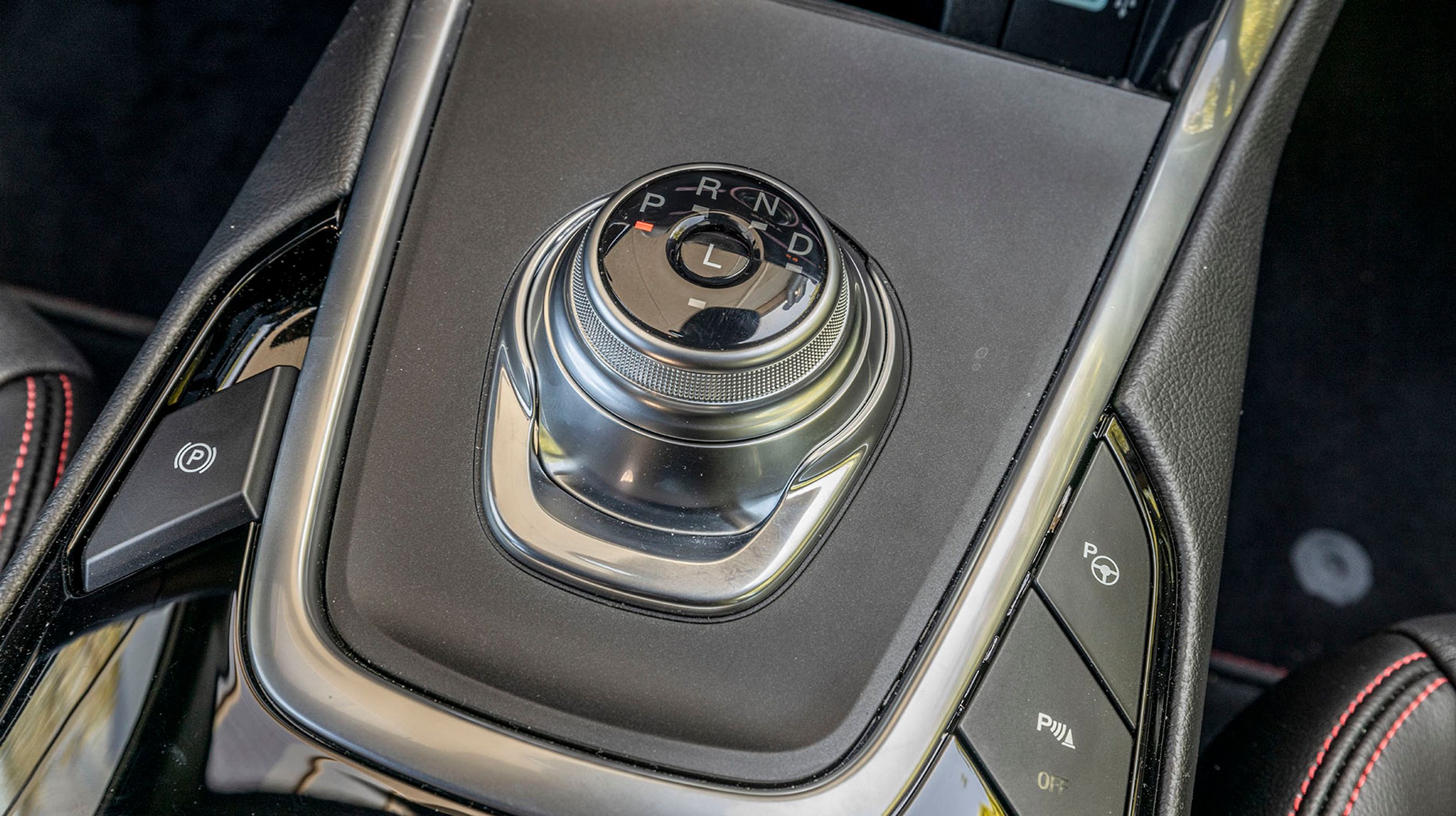 I hybridudgaven styres gearet fra denne drejeknap mellem forsæderne. Den fungerer fint, og den går selv i P, når turen er slut.