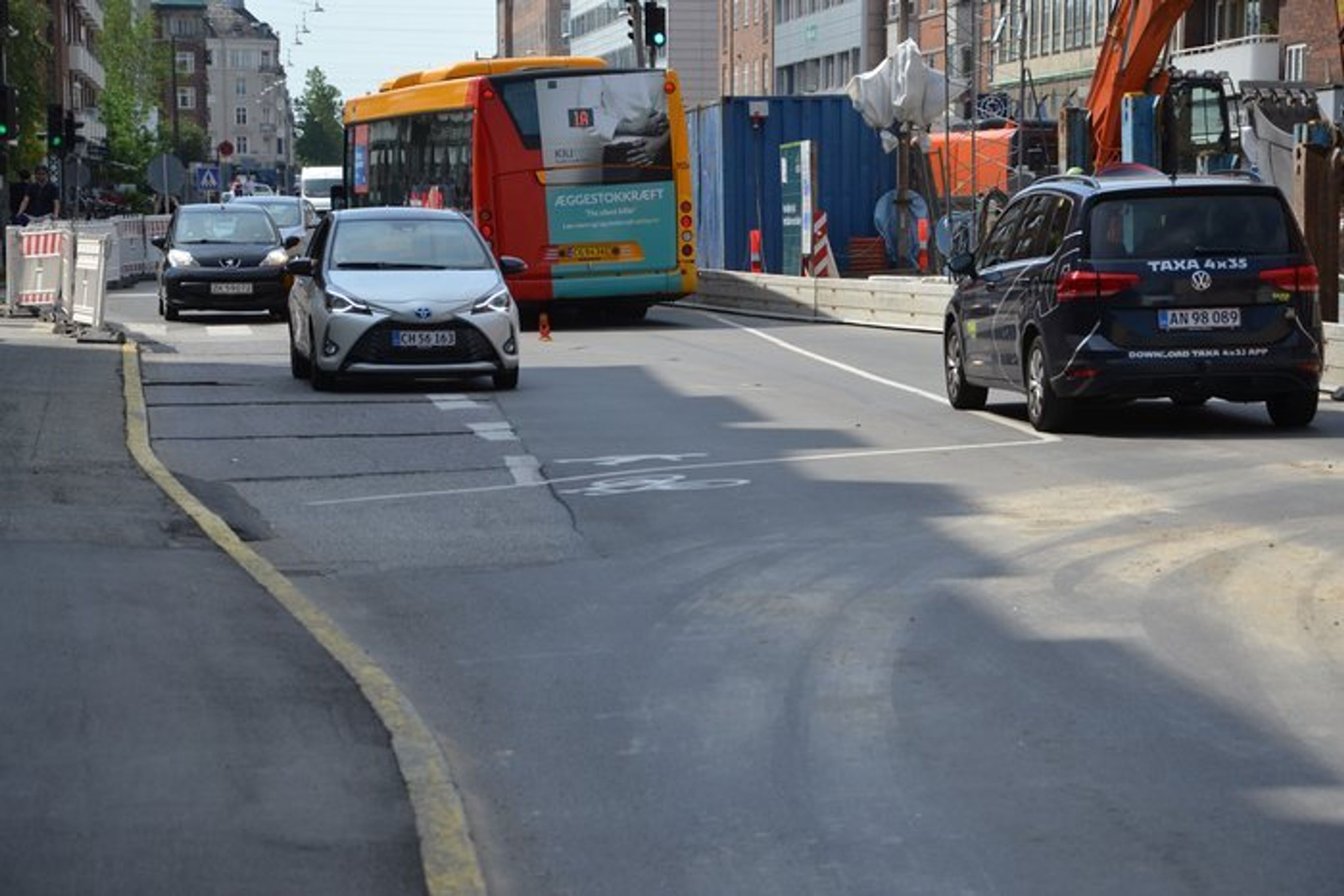 Forkerte piktogrammer på vejbanen på Østerbrogade