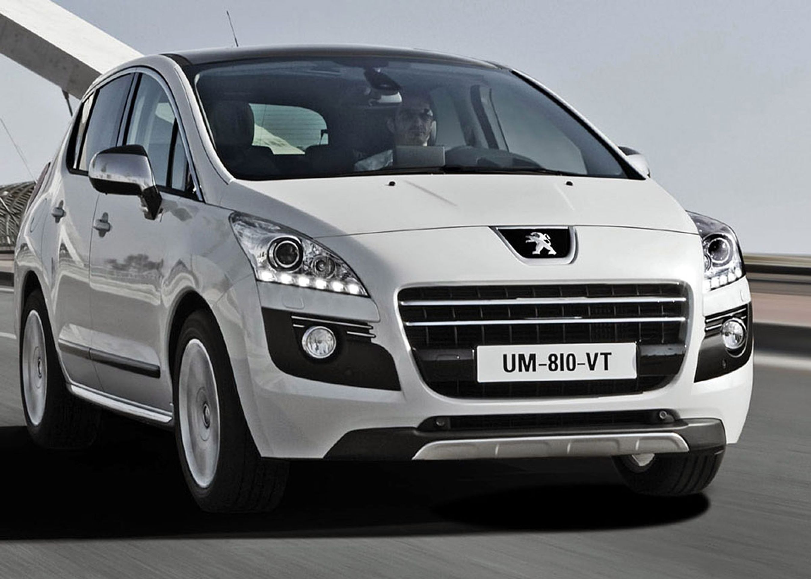 Fronten er ændret på flere punkter, bl.a. luftindtag og de standardmæssige led-kørelyslygter.