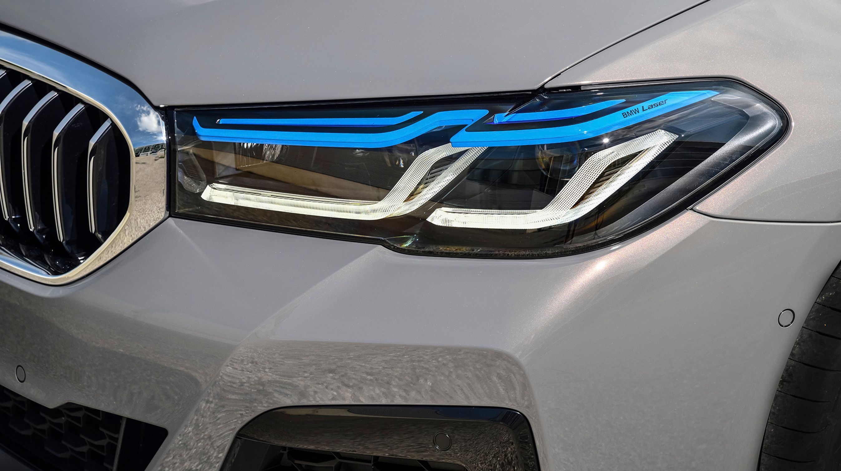 Der er i alt tre muligheder for forlygter til 5-serien: Standardlygterne med statiske LED-dioder, Matrix-LED lygter, og endelig disse lygter med både Matrix-LED og Laser-lys.