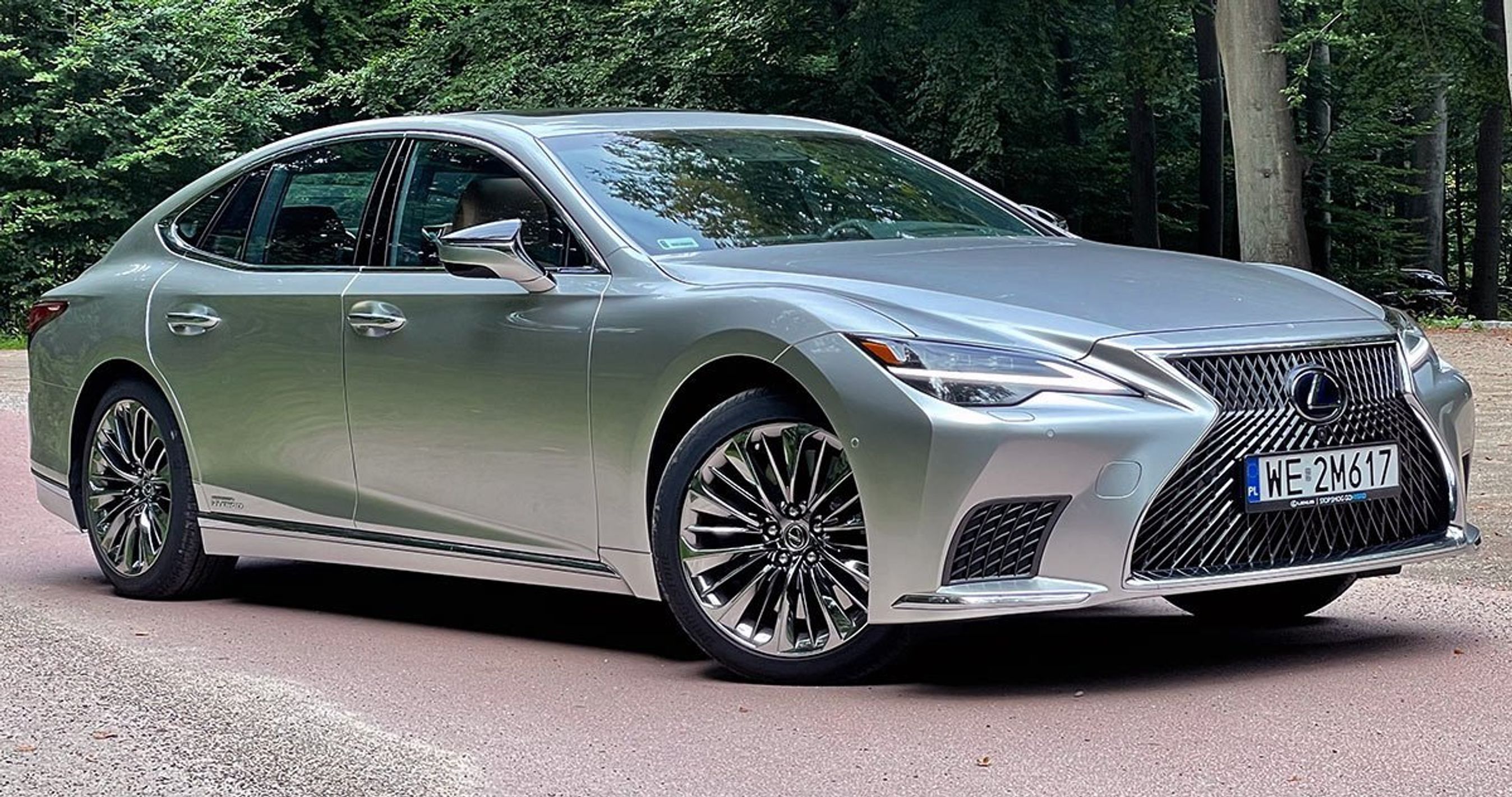 Lexus LS er en over fem meter lang limousine. I modsætning til tidligere fås bilen kun i en længde.