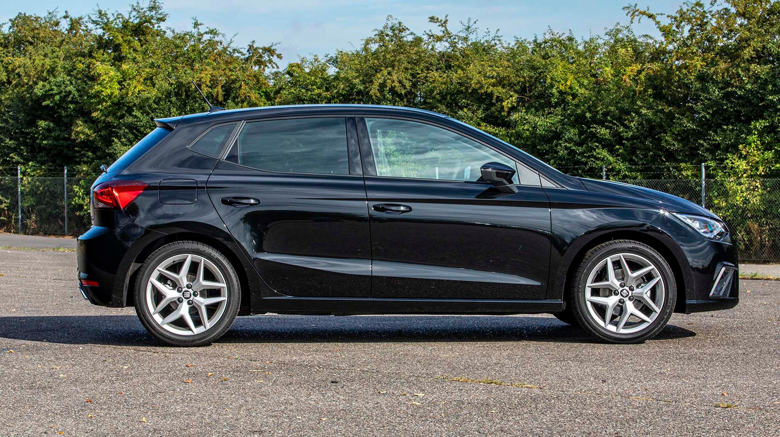 Seat Ibiza er søsterbil til VW Polo, og akselafstanden er stort set ens i de to biler. I FR-versionen er 17-tommer alufælge standard.