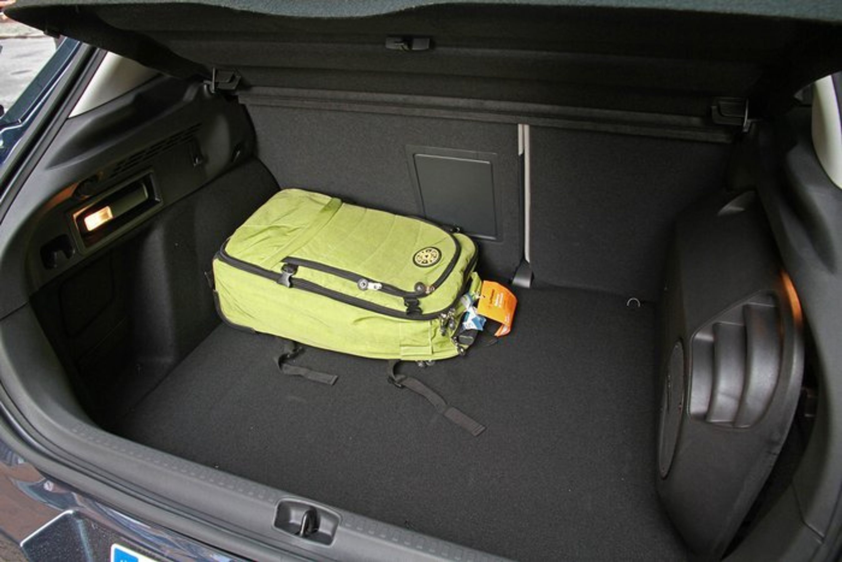 Bagagerummet er vokset fra 345 til reelle 408 liter  begge tal for modeller uden reservehjul. Den store kasse til højre huser en stor bashøjttaler, som er irrelevant ekstraudstyr.