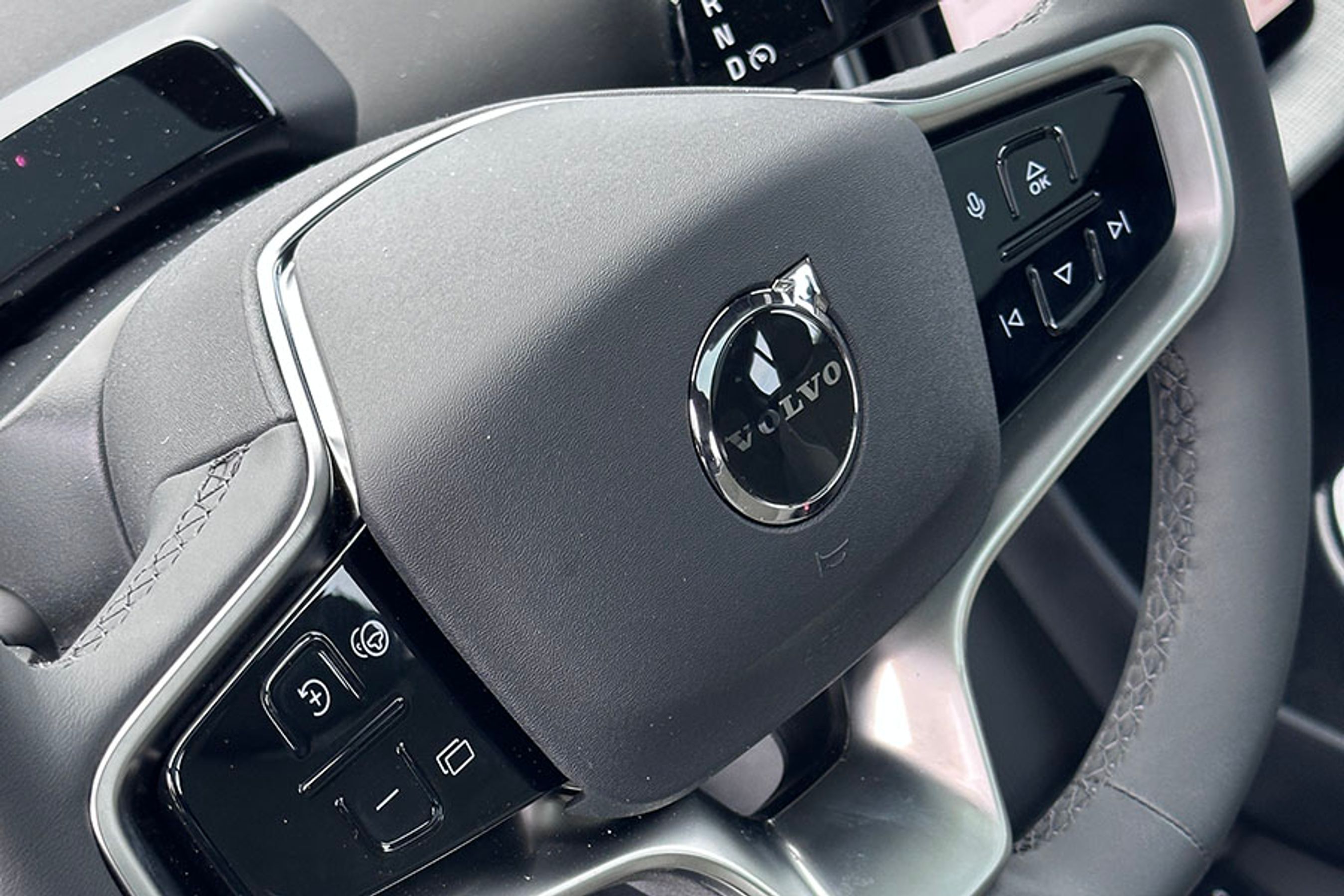 Knapperne på rattet er gjort mere præcise, hvilket fjerner et af de kritikpunkter, vi tidligere har haft ved EX30. Også skærmens menuer er blevet forenklet, og det derfor generelt set blevet lettere at betjene bilen.