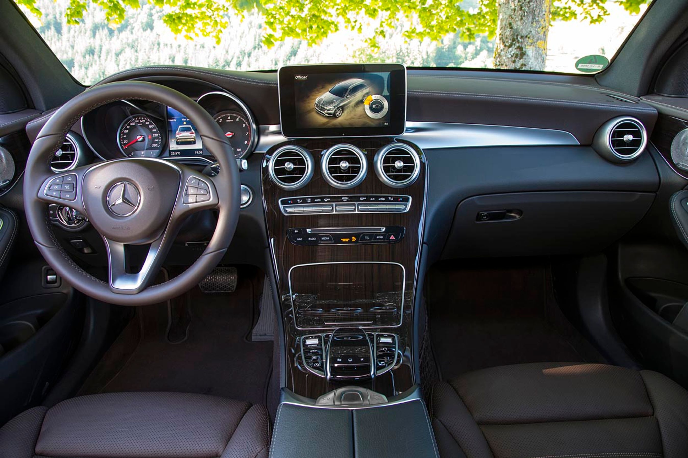 Førerpladsen har mange lighedspunkter med C-klassens, bl.a. de tre ventilationsdyser i midten. Mange typer indtræk og beklædning fås.