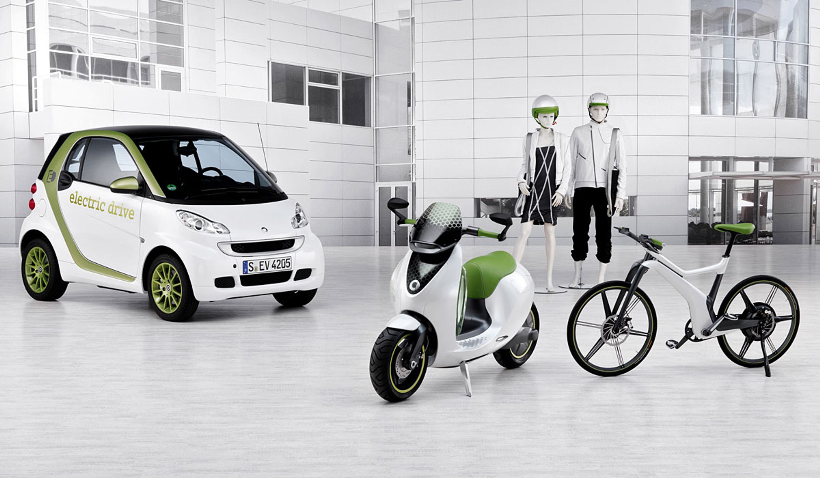 Smarts eldrevne Fortwo får næste år selskab af en elektrisk cykel og måske senere af en scooter.