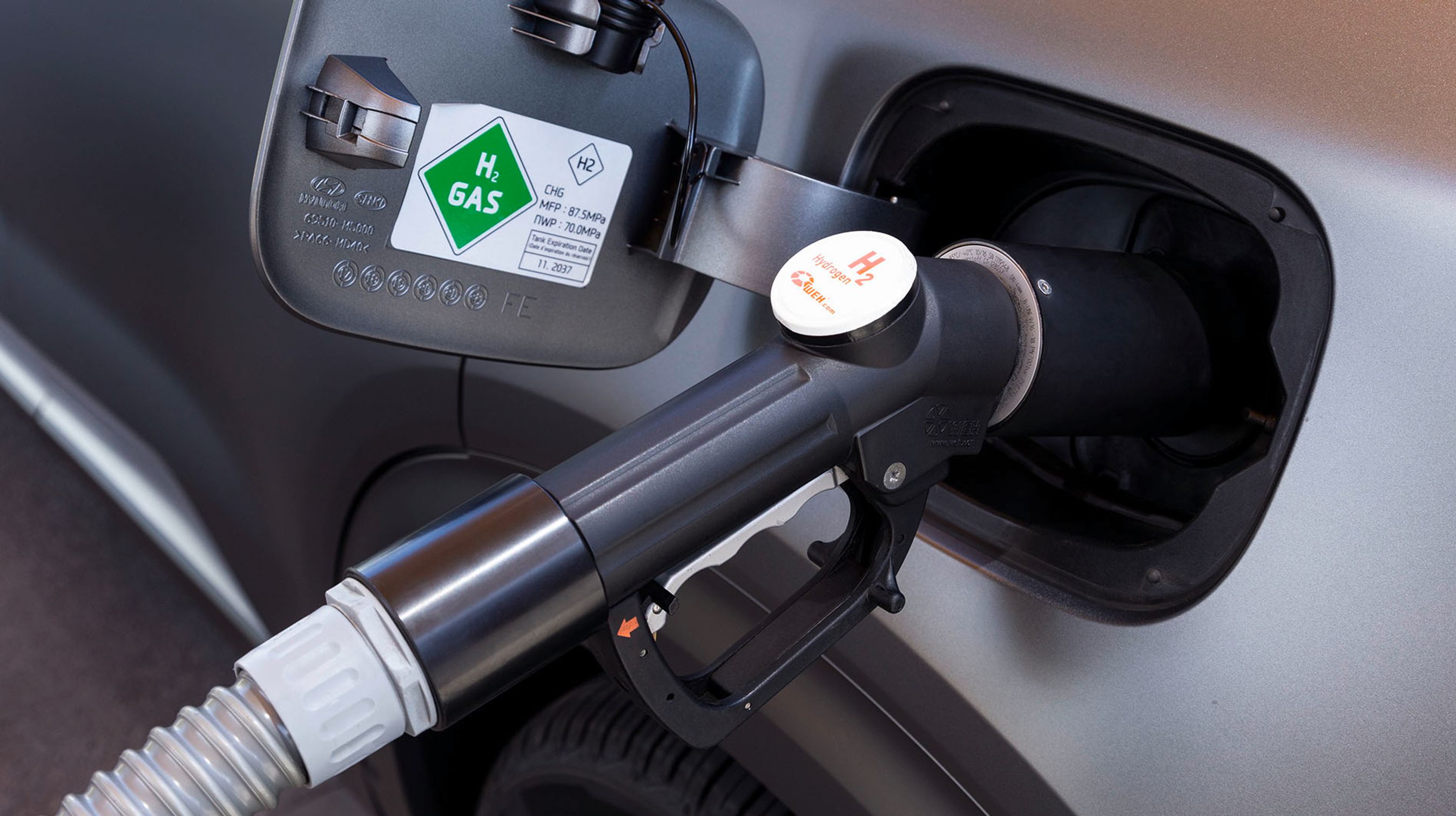 Det tager ca. fem minutter at tanke bilen helt op med brint. Så kan man køre 666 km ifølge den nye WLTP-norm. Danmark har i alt 10 tanke og er dermed eneste land i verden med et landsdækkende net af stationer (på nær Bornholm og dermed Nexø).