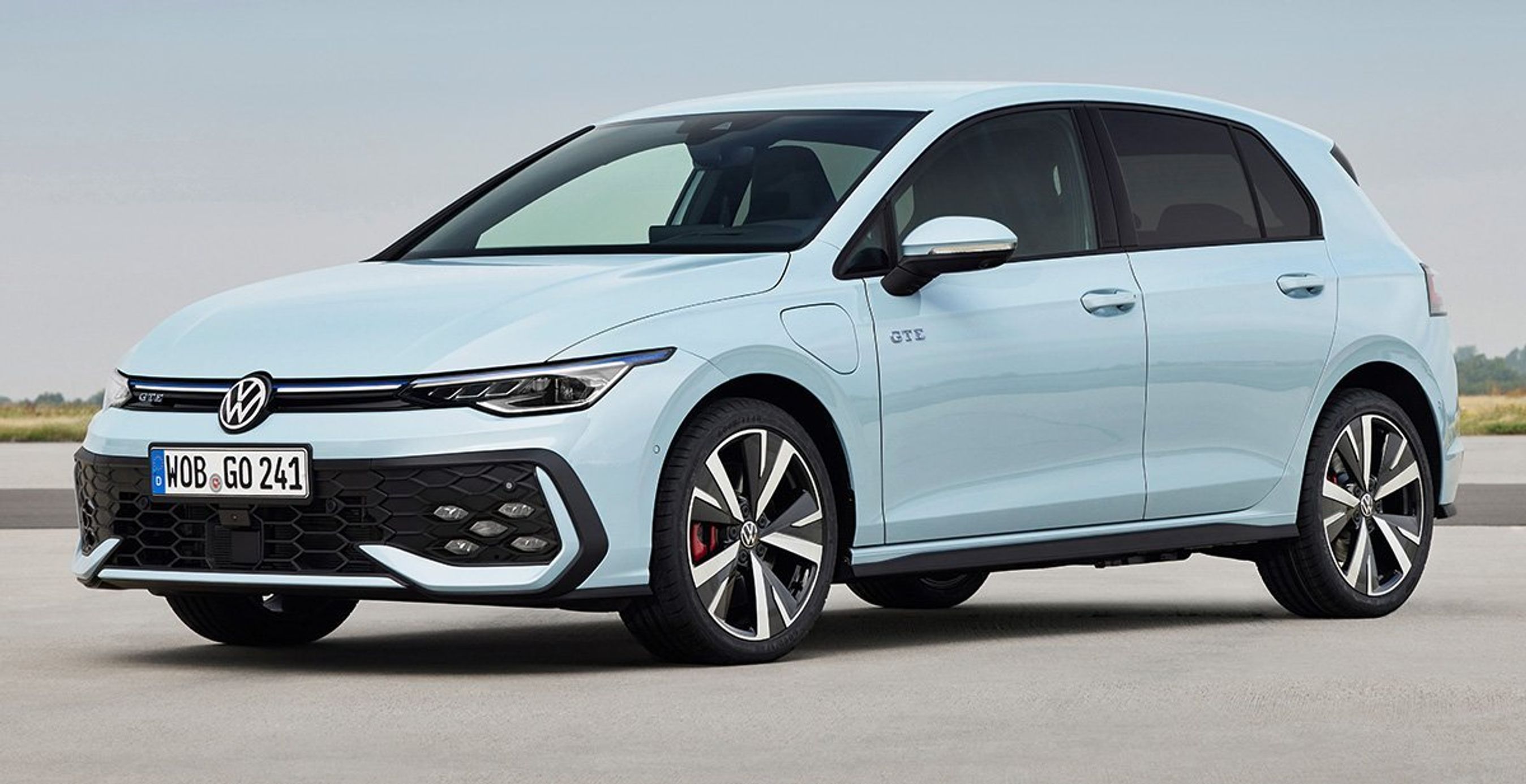 VW Golf skråt forfra.