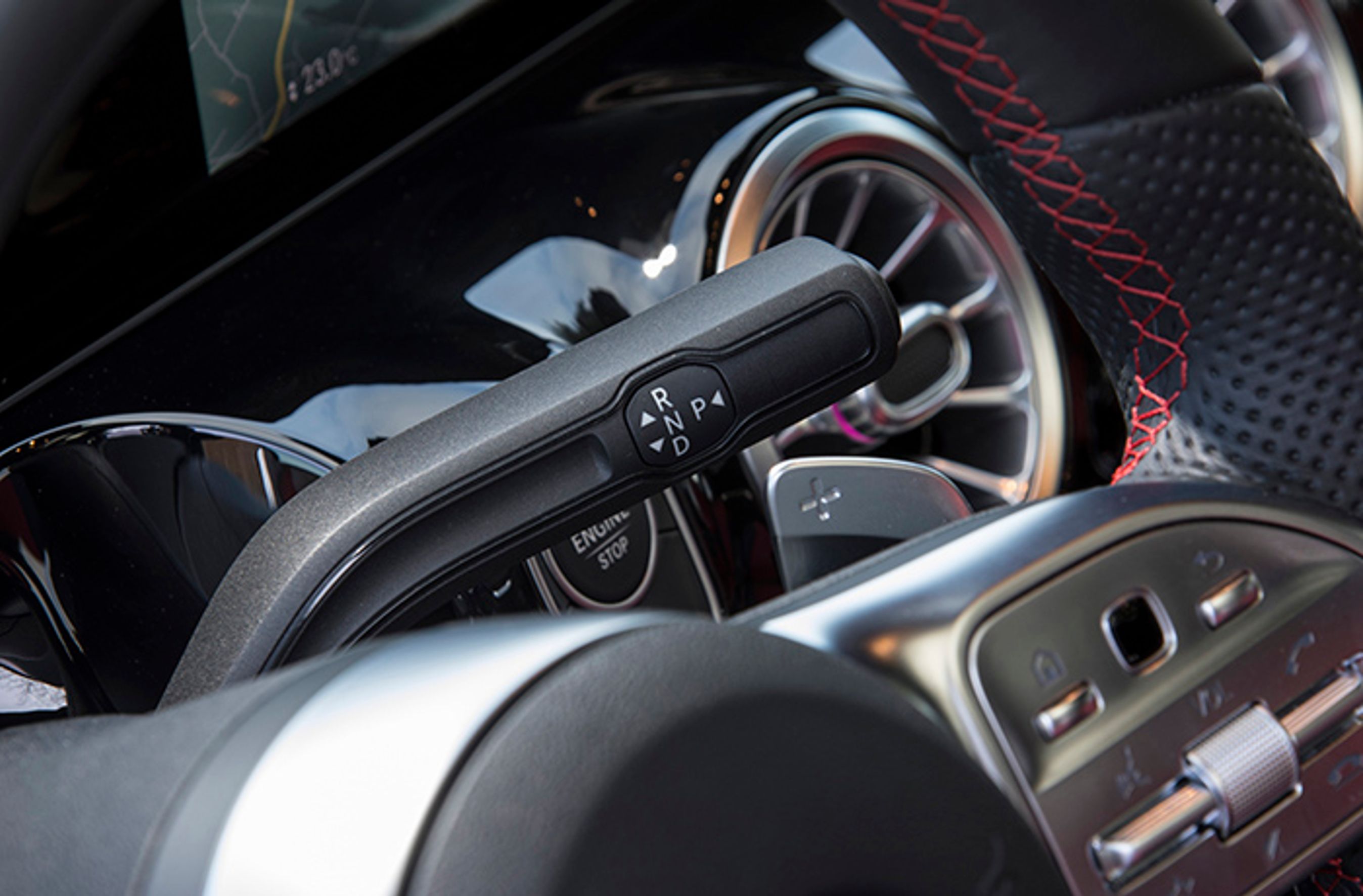 Gearvælgeren er vanen tro placeret ved rattet, og det har kastet gode fralægningspladser af sig mellem forsæderne. Den er let at betjene.