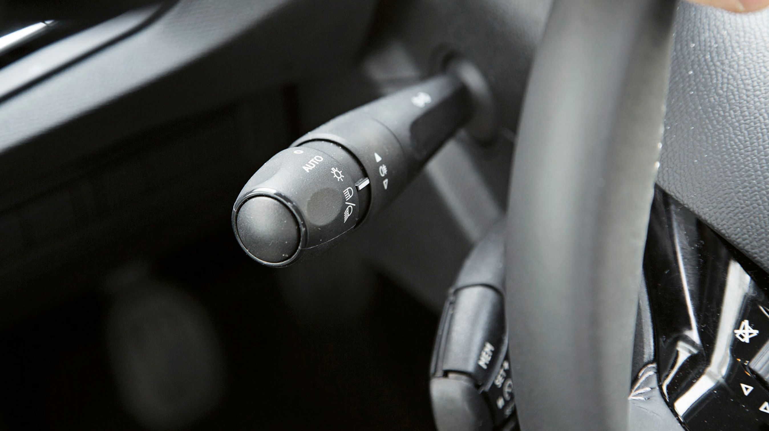 Man kan vælge at køre med nærlys og baglygterne tændt eller nøjes med kørelyslygter fortil. I AUTO tændes resten, når det bliver mørkt.