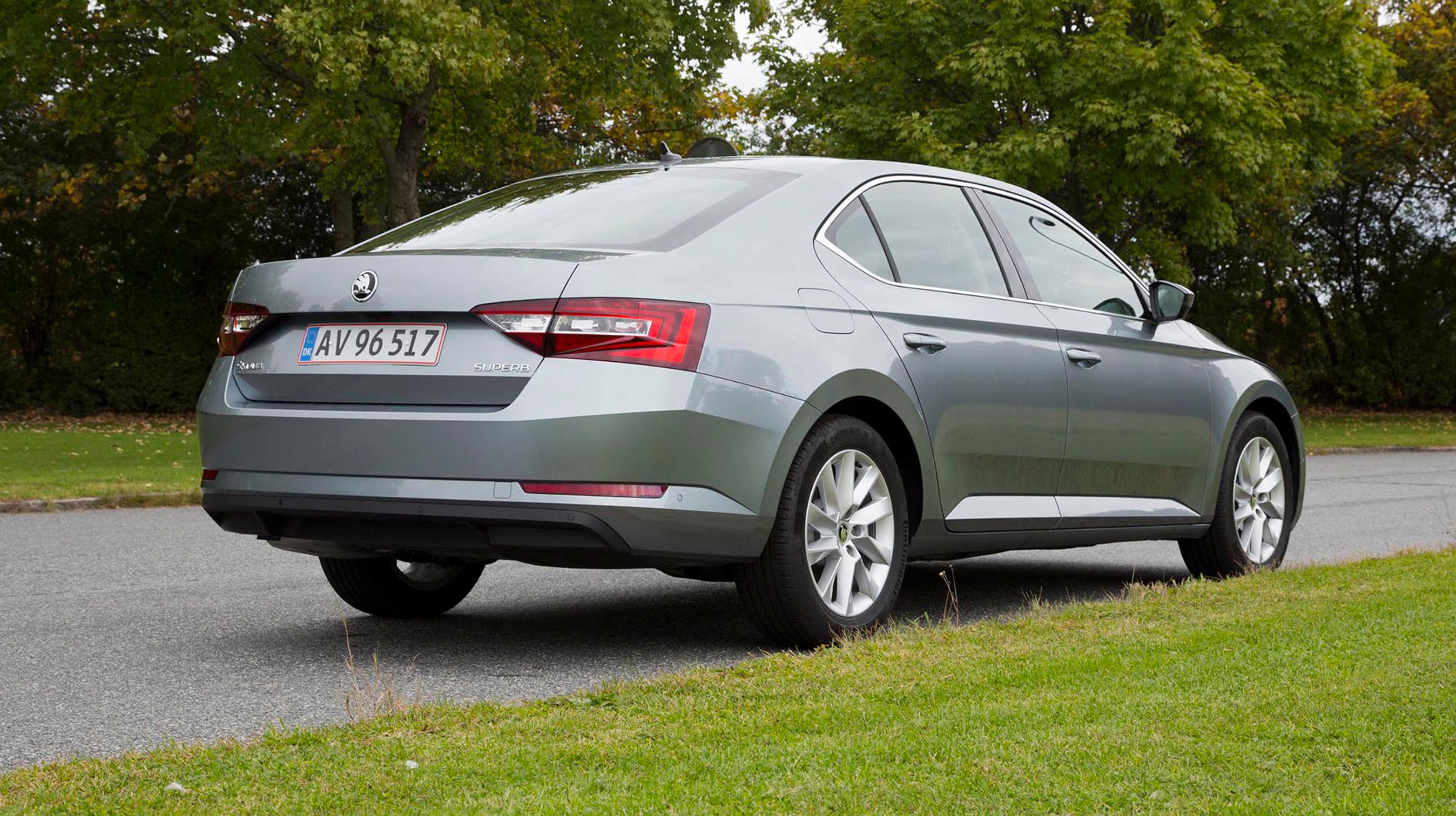 Baglygterne er blevet mere traditionelle, og bilen ser ikke længere så stor ud, som den reelt er.