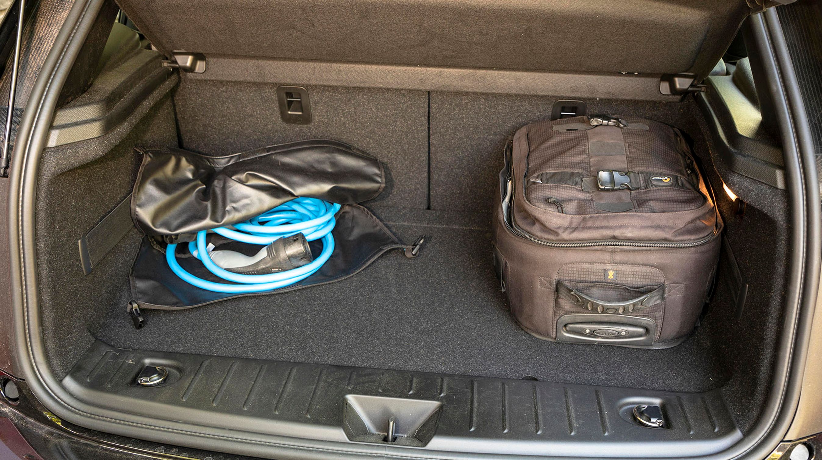 På grund af teknikken er bagagerummet meget højt placeret i bilen. Men der er heller ikke meget plads, blot 260 liter rummer det klejne bagagerum.