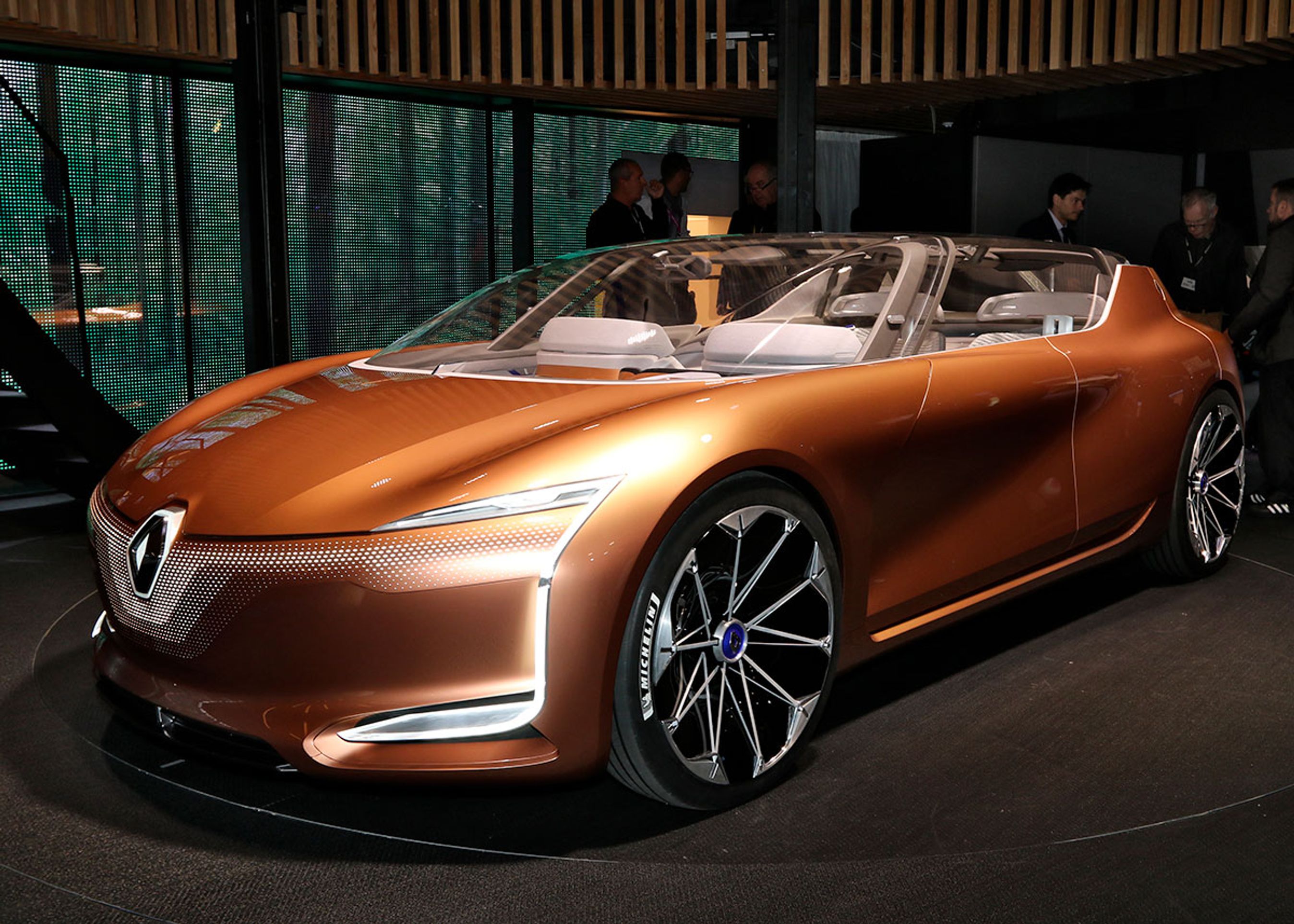 Renault Symbioz er elektrisk, selvkørende og forbunden - som bilerne vil være det i fremtiden. Konceptbilen her har to elmotorer ved bagakslen. Fotos: Torben Arent