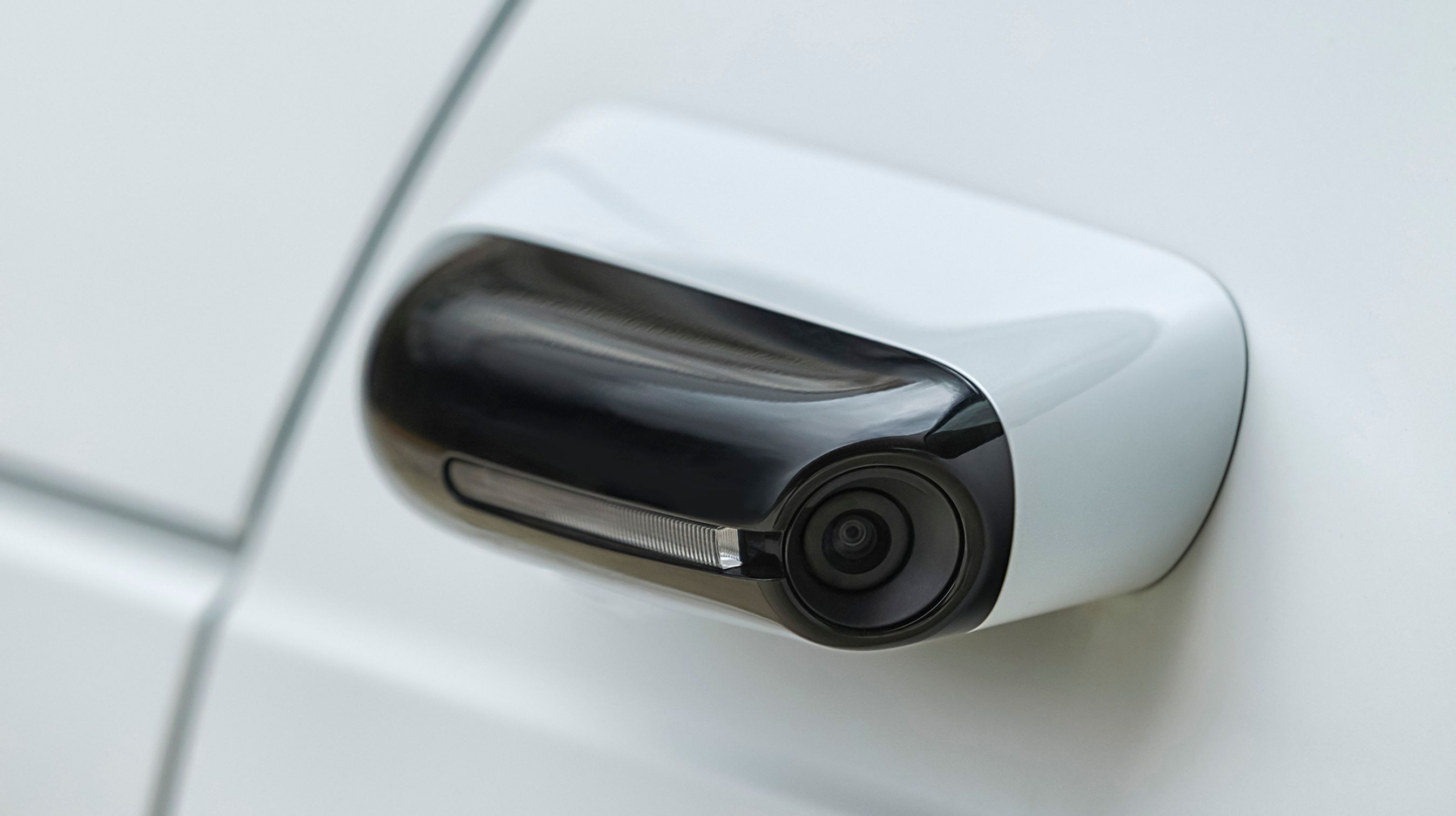 Alle udgaver af Honda e har som standard et bagudrettet kamera på hver side af bilen. Billedet vises på en 6” skærm i hver side af instrumentbordet.