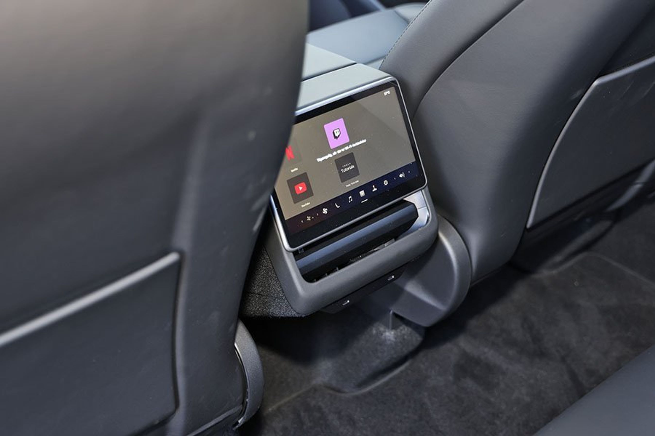 Lille skærm mellem forsæderne til bagsædepassagererne i Tesla Model Y