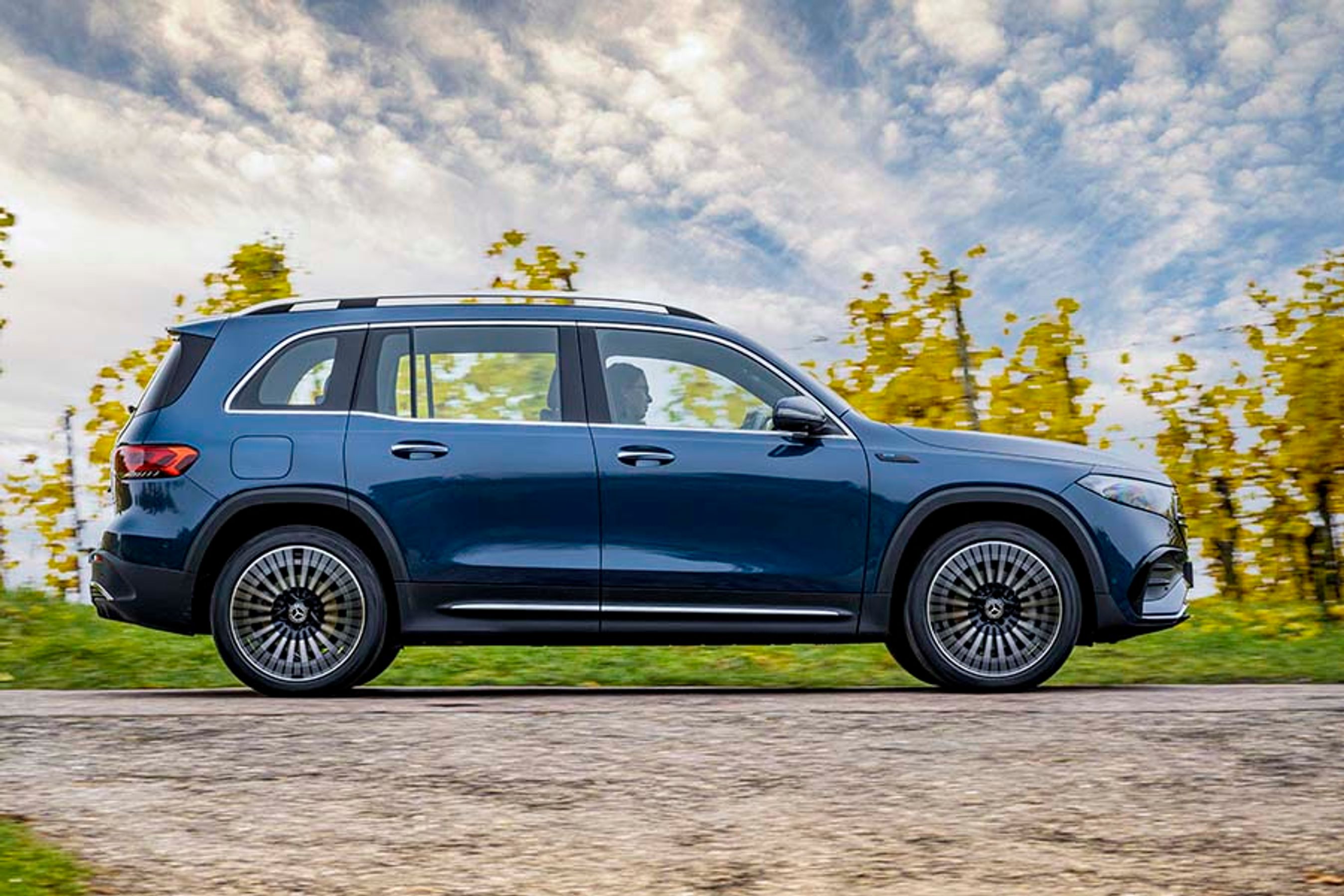 EQB er 4,7 meter lang, og det giver plads til tre sæderækker i bilen, der dermed fås i en udgave med enten fem eller syv sæder.