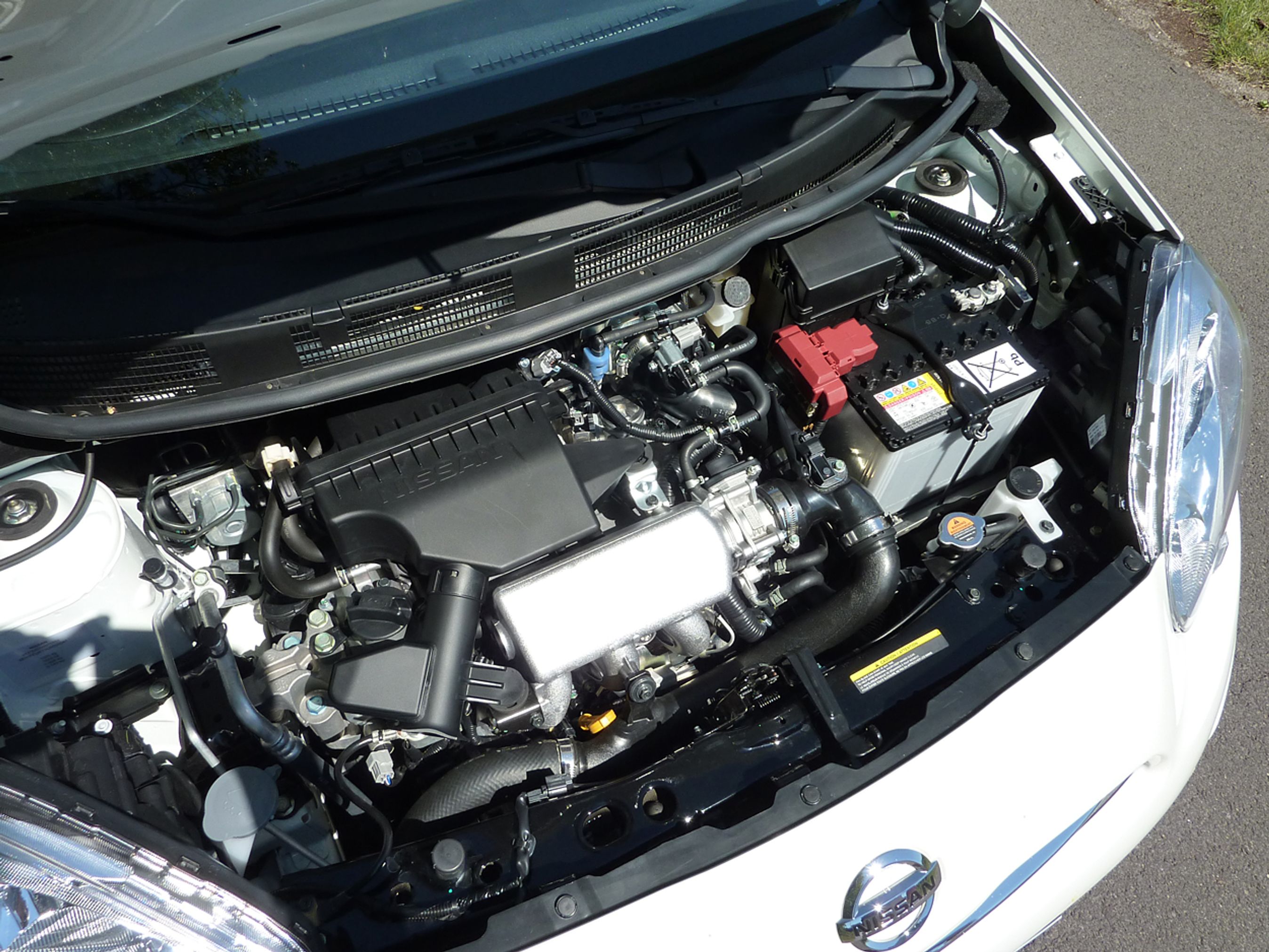 Man ser ikke kompressoren, som sidder på bagsiden, men den mærkes på økonomien. De mange sorte slanger sørger for både almindelig luft og trykladet kold luft. 