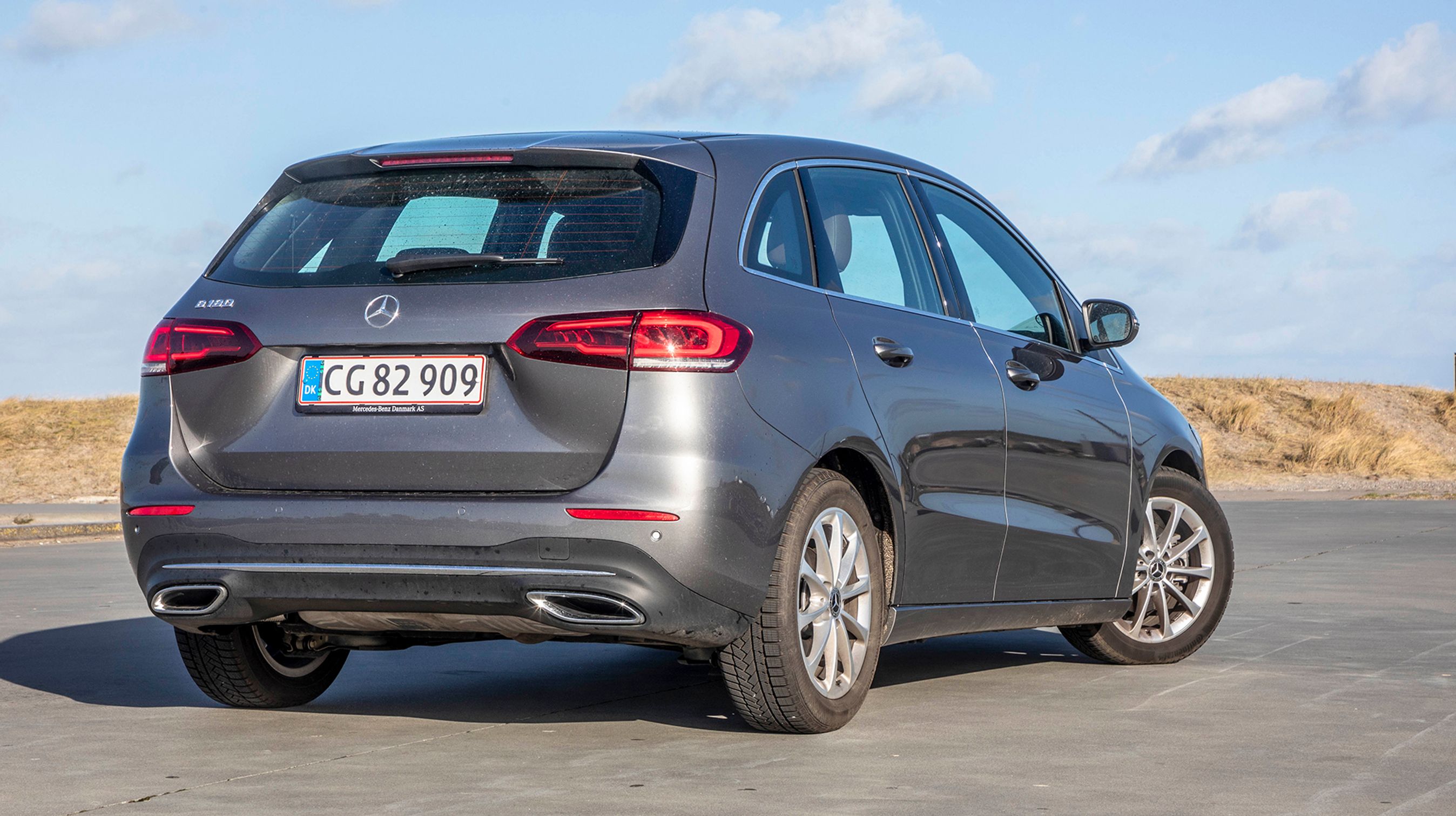 Man kan godt se, at hofterne er lidt høje, og at B-klassen ikke fremstår helt så smart som den mindre A-klasse. Men modellen er fortsat fiks at se på, og samtidig er dens praktiske egenskaber markant bedre.