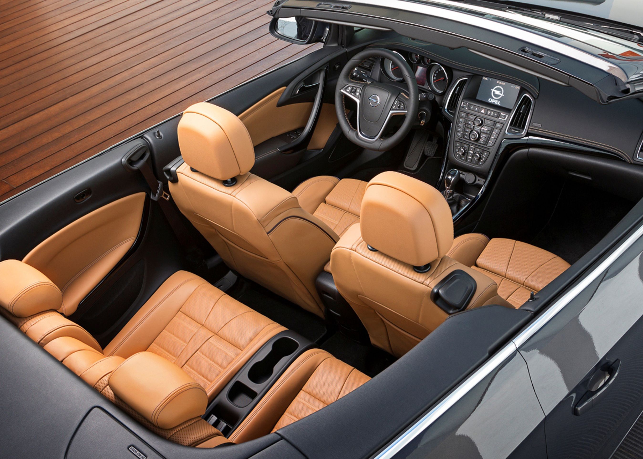 På instrumentbordet ses det, at Cascada dybest set er en Astra. Læderindtræk er en af tilkøbsmulighederne.