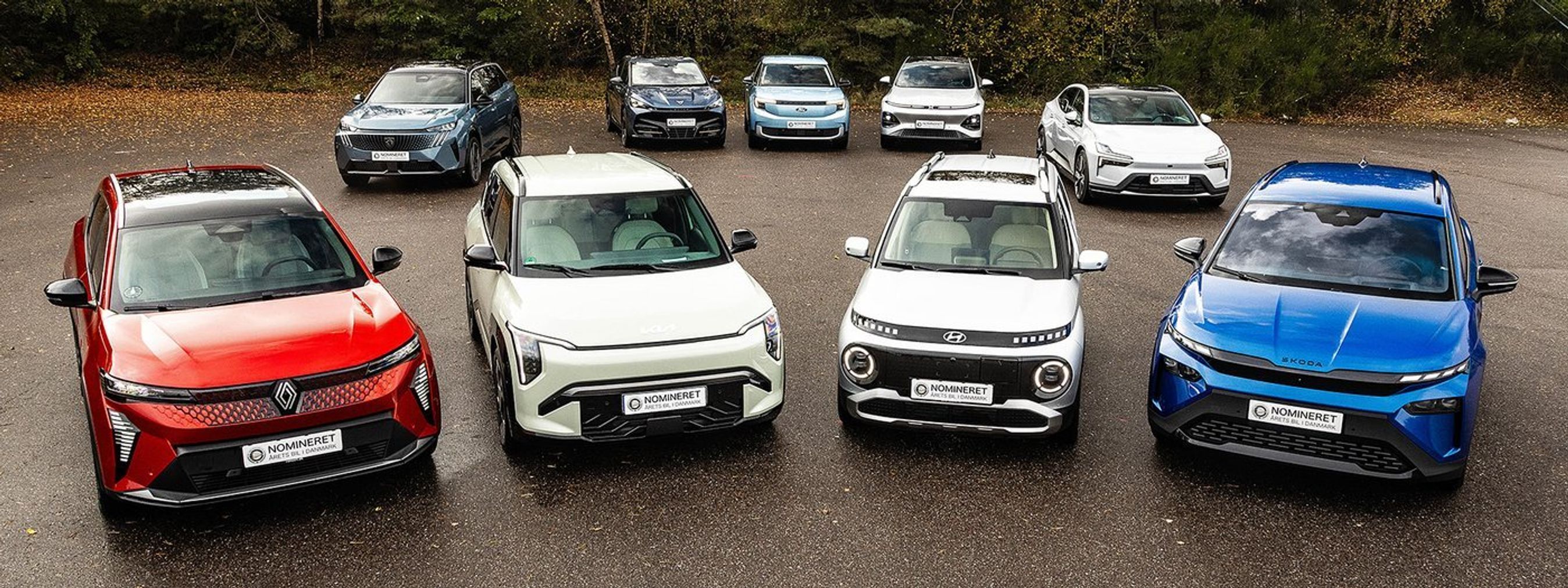 Syv biler på asfalt.