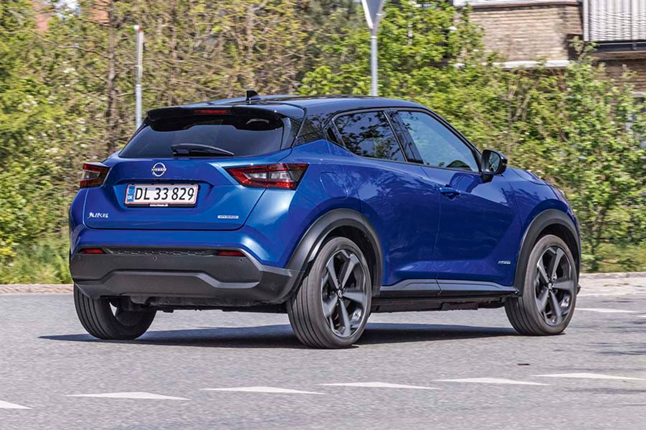 Nissan Juke set bagfra, mens den kører på en vej