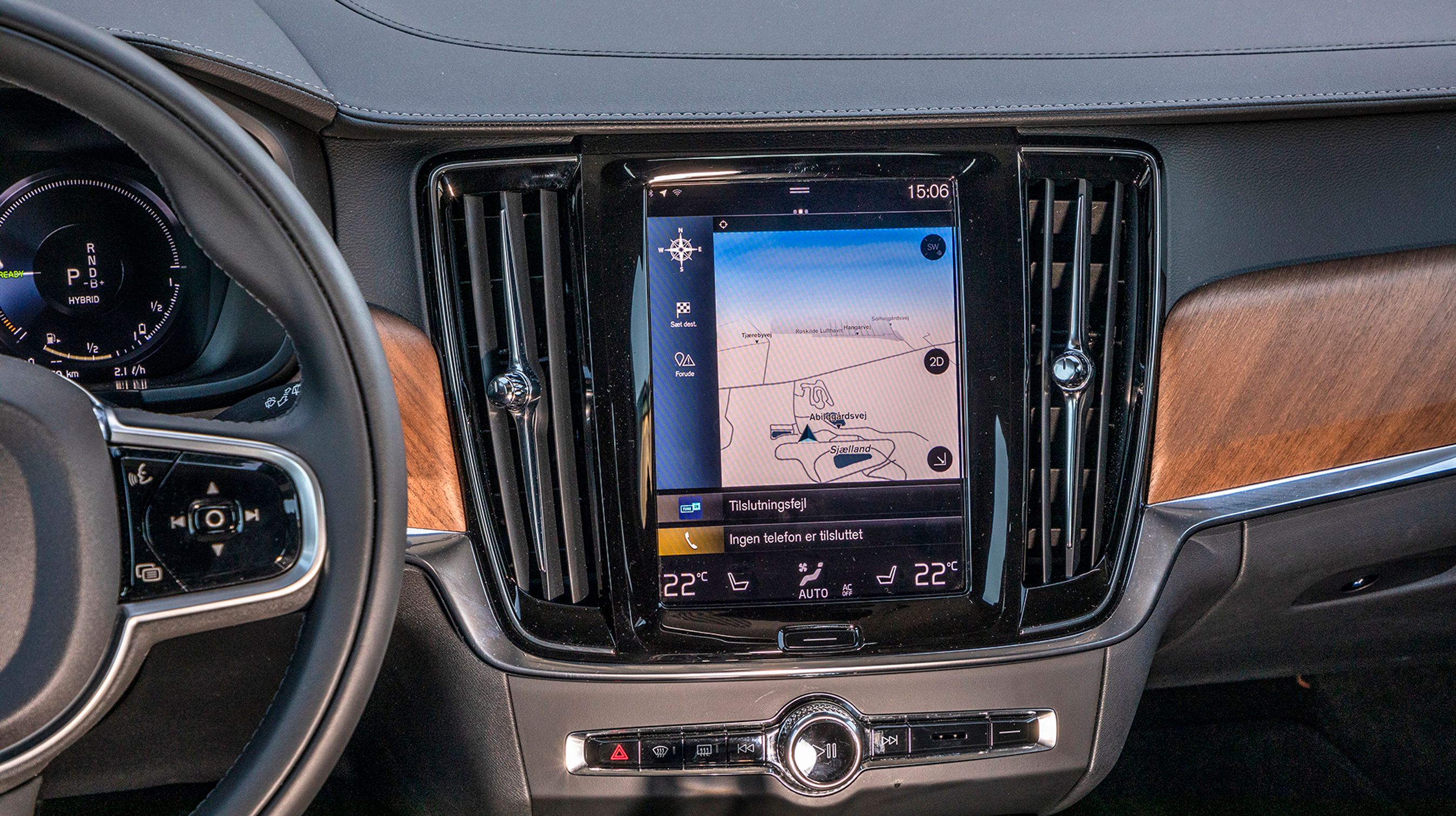 Den store skærm har erstattet nærmest alle knapper i bilen, men den kræver så til gengæld lidt øvelse. Har man øvet sig, er den let at betjene.