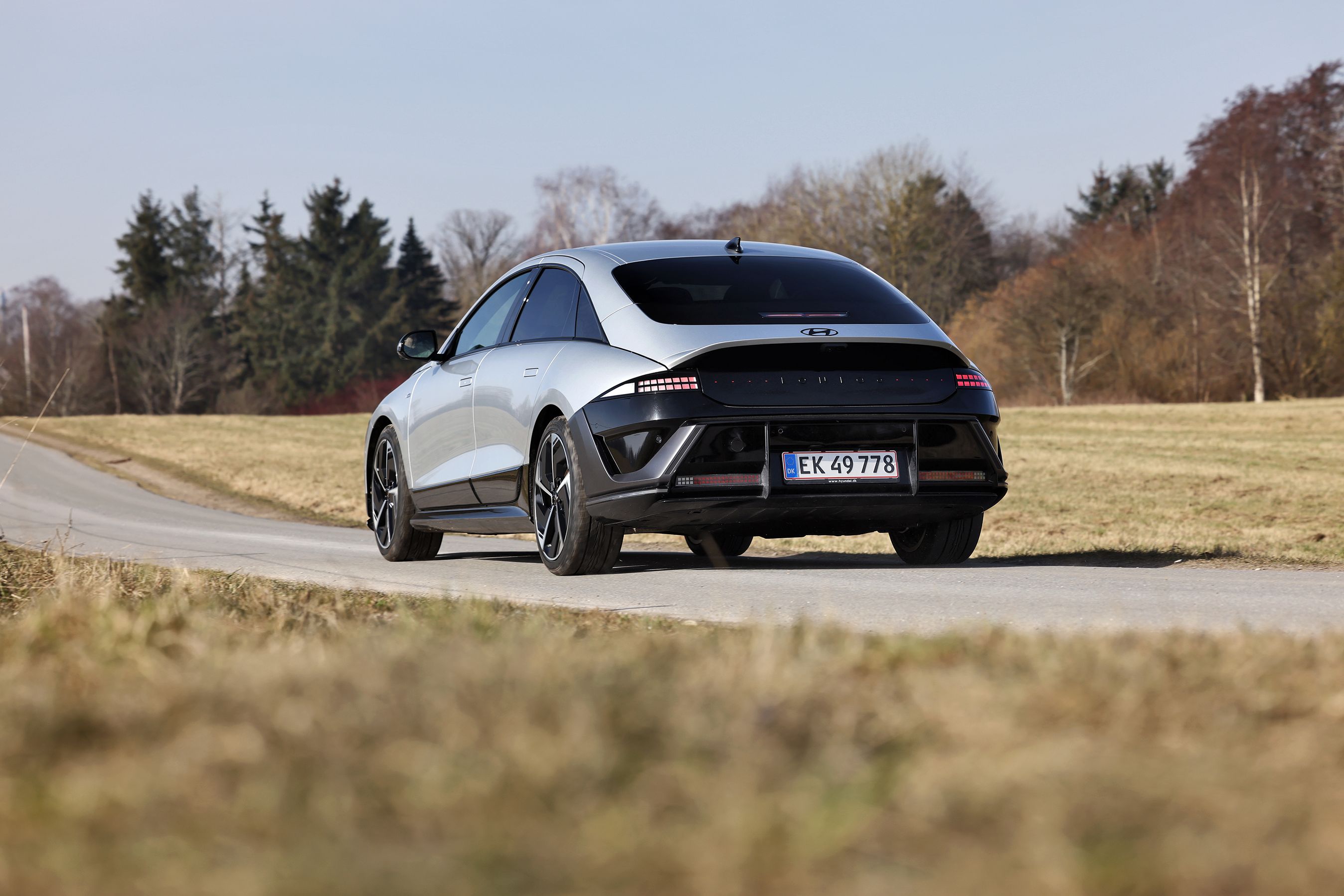 Hyundai Ioniq 6 set bagfra, mens den kører på en landevej