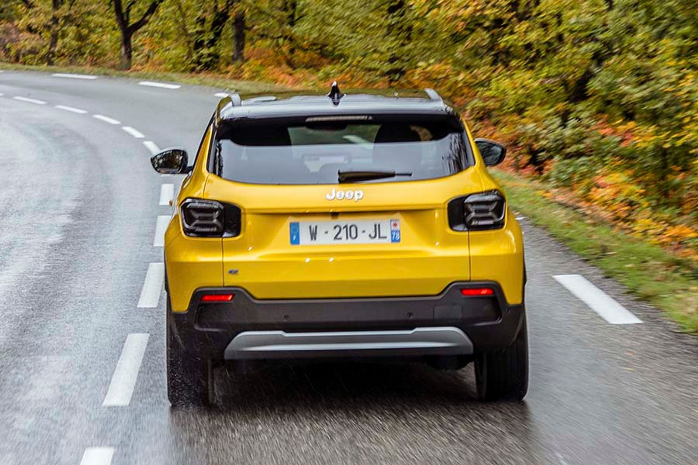 Bagfra står der JEEP med store bogstaver under bagruden, hvis nogle skulle være i tvivl. Baglygterne har de Jeep-typiske X’er i grafikken, der er inspireret fra den legendariske Jerry-can der blev brugt som reservedunk i militæret.