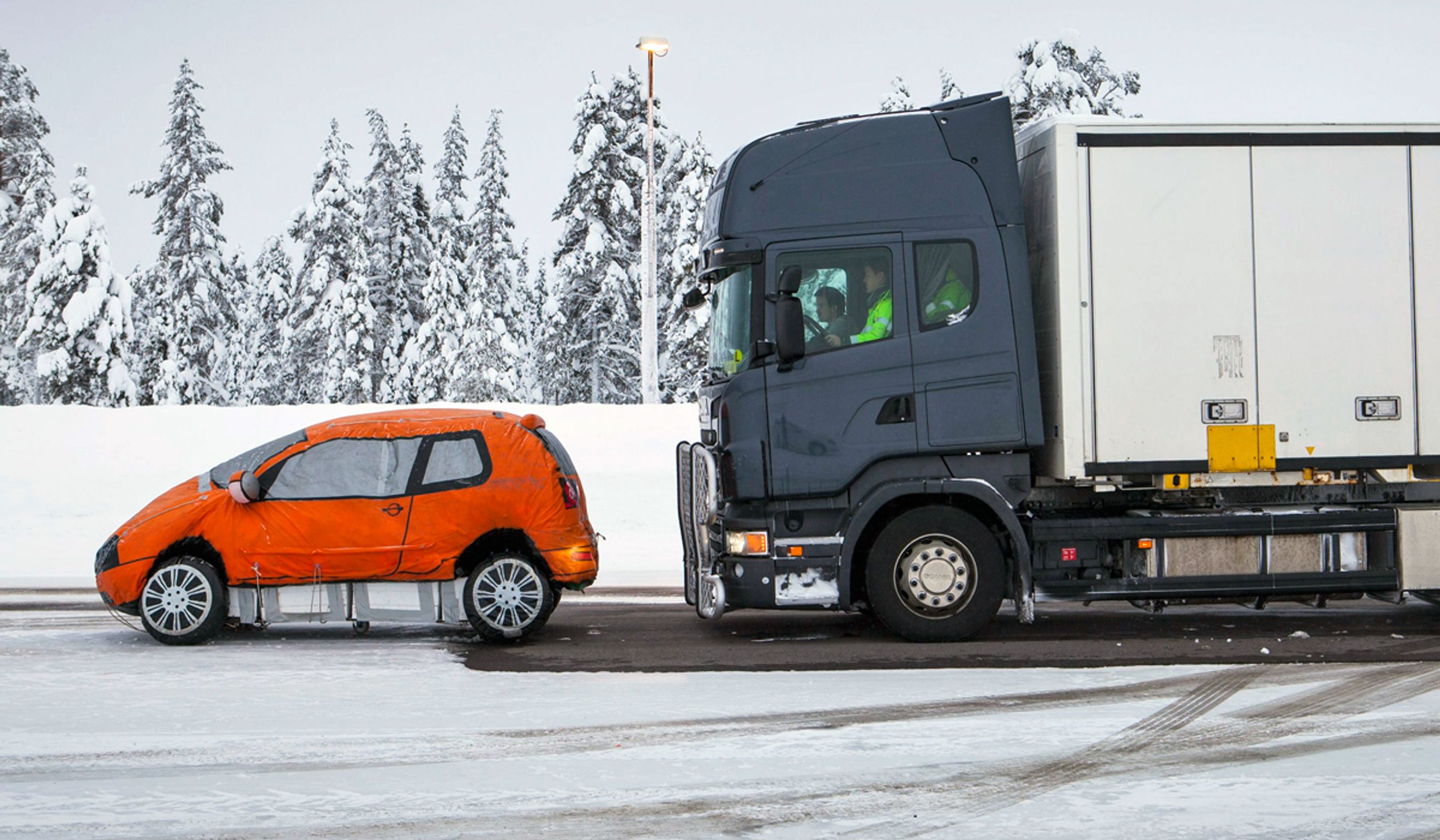 Scania-lastbiler produceret fra april 2015 har automatisk nødbremse som standard.